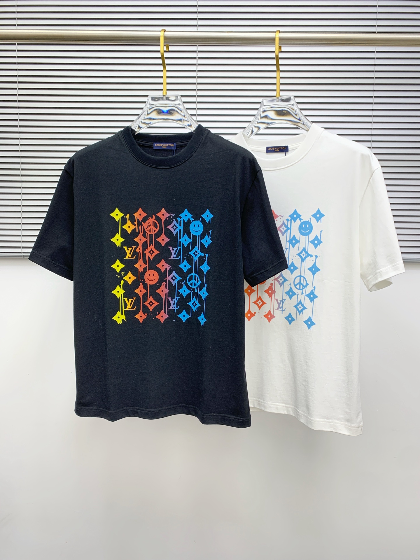 ssLV纯棉最新面料经典标识图案logo时尚简约潮流短袖，最顶级的品质专柜原单短袖，顶级制作工艺进口面料