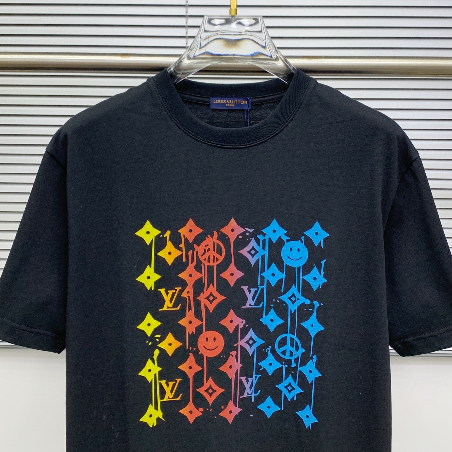 ssLV纯棉最新面料经典标识图案logo时尚简约潮流短袖，最顶级的品质专柜原单短袖，顶级制作工艺进口面料