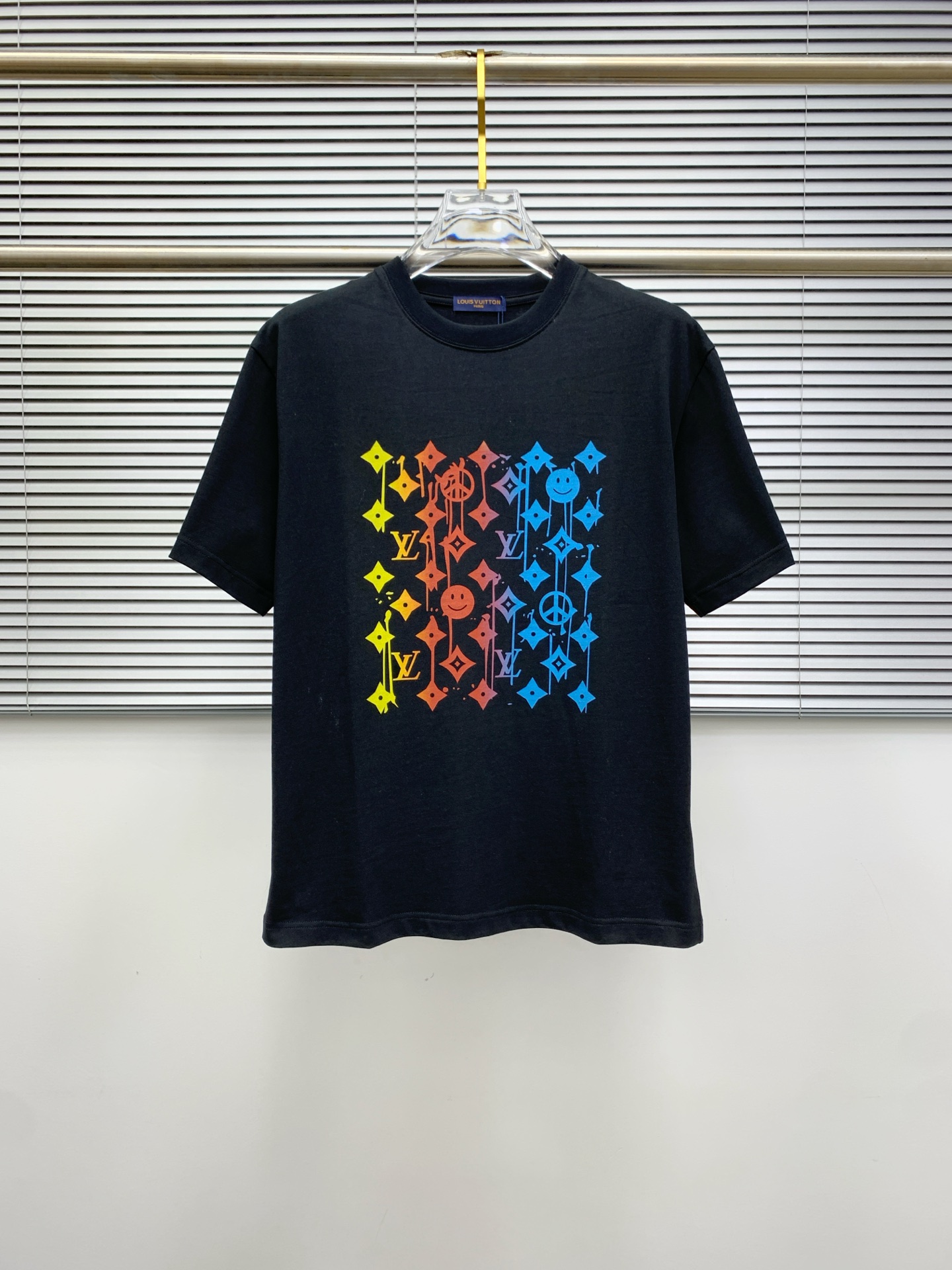 ssLV纯棉最新面料经典标识图案logo时尚简约潮流短袖，最顶级的品质专柜原单短袖，顶级制作工艺进口面料