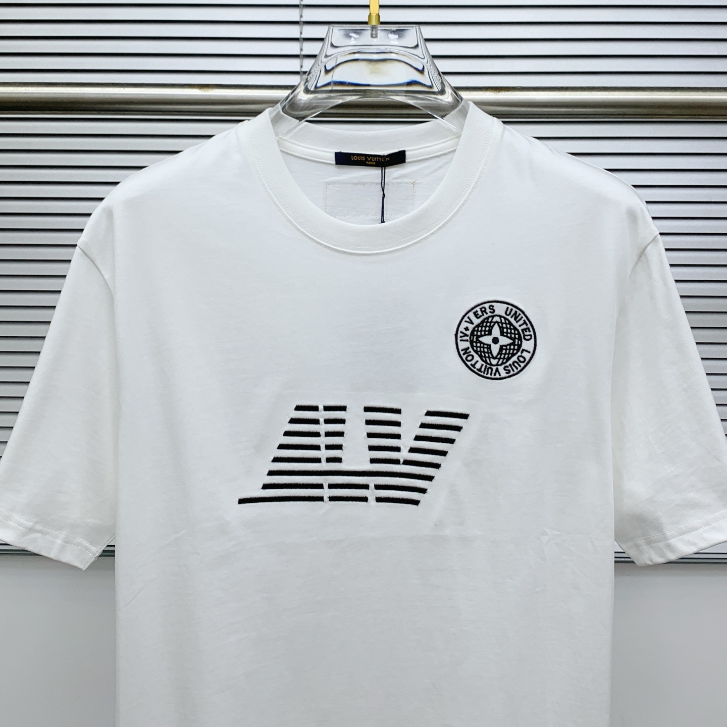 ssLV纯棉最新面料经典标识图案logo时尚简约潮流短袖，最顶级的品质专柜原单短袖，顶级制作工艺进口面料