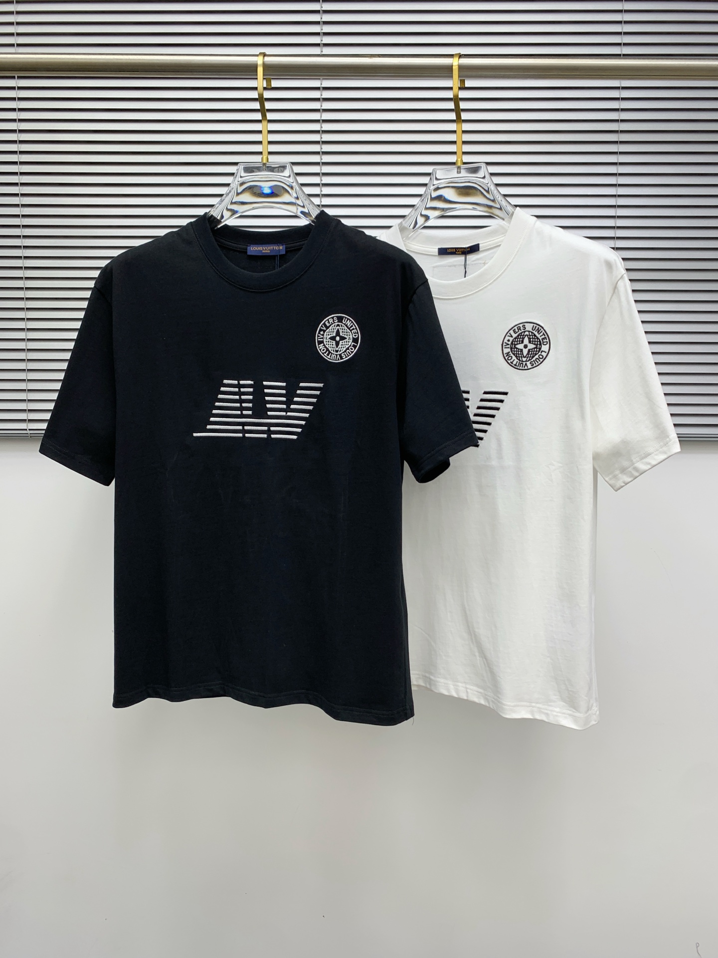 ssLV纯棉最新面料经典标识图案logo时尚简约潮流短袖，最顶级的品质专柜原单短袖，顶级制作工艺进口面料
