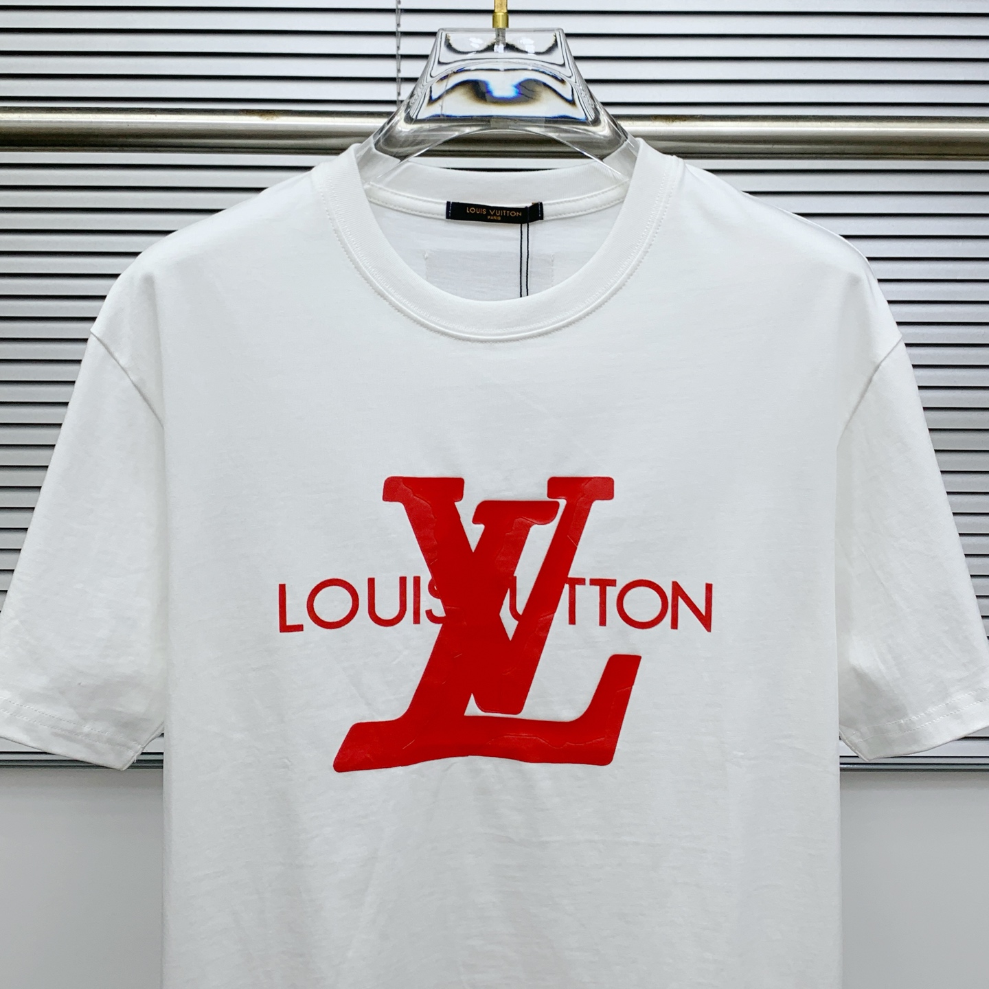 ssLV纯棉最新面料经典标识图案logo时尚简约潮流短袖，最顶级的品质专柜原单短袖，顶级制作工艺进口面料