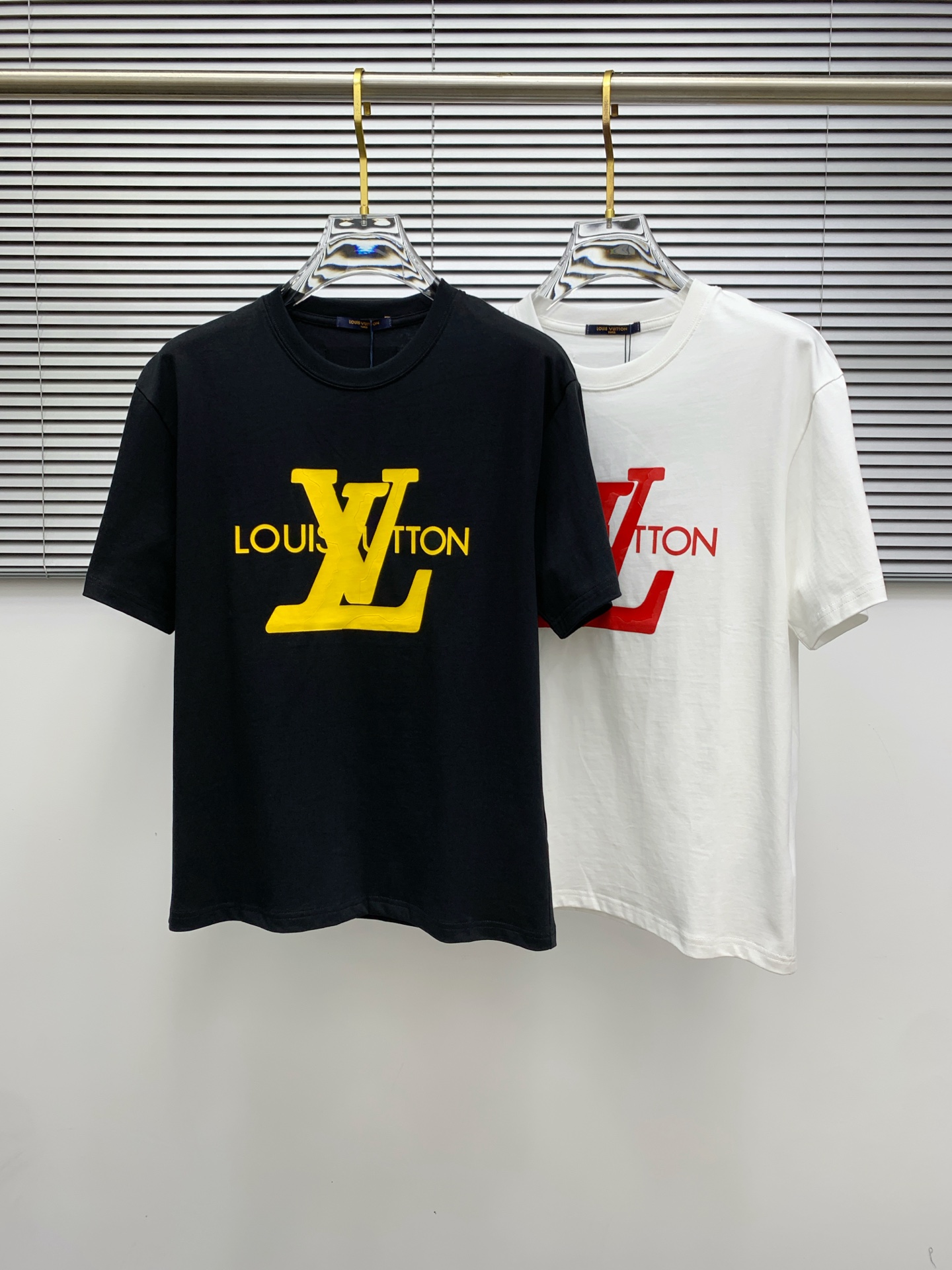ssLV纯棉最新面料经典标识图案logo时尚简约潮流短袖，最顶级的品质专柜原单短袖，顶级制作工艺进口面料