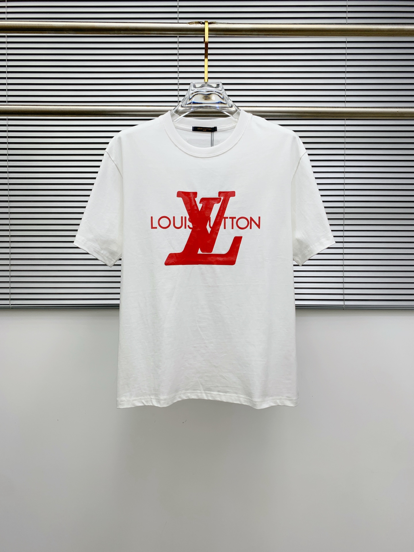 ssLV纯棉最新面料经典标识图案logo时尚简约潮流短袖，最顶级的品质专柜原单短袖，顶级制作工艺进口面料