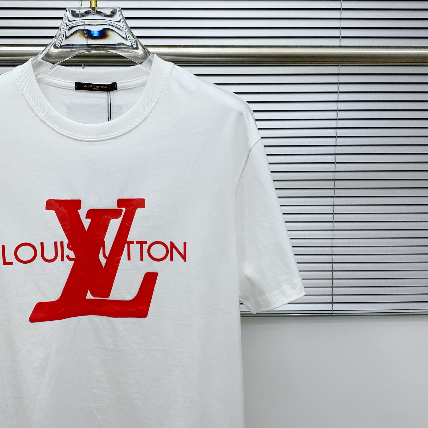 ssLV纯棉最新面料经典标识图案logo时尚简约潮流短袖，最顶级的品质专柜原单短袖，顶级制作工艺进口面料