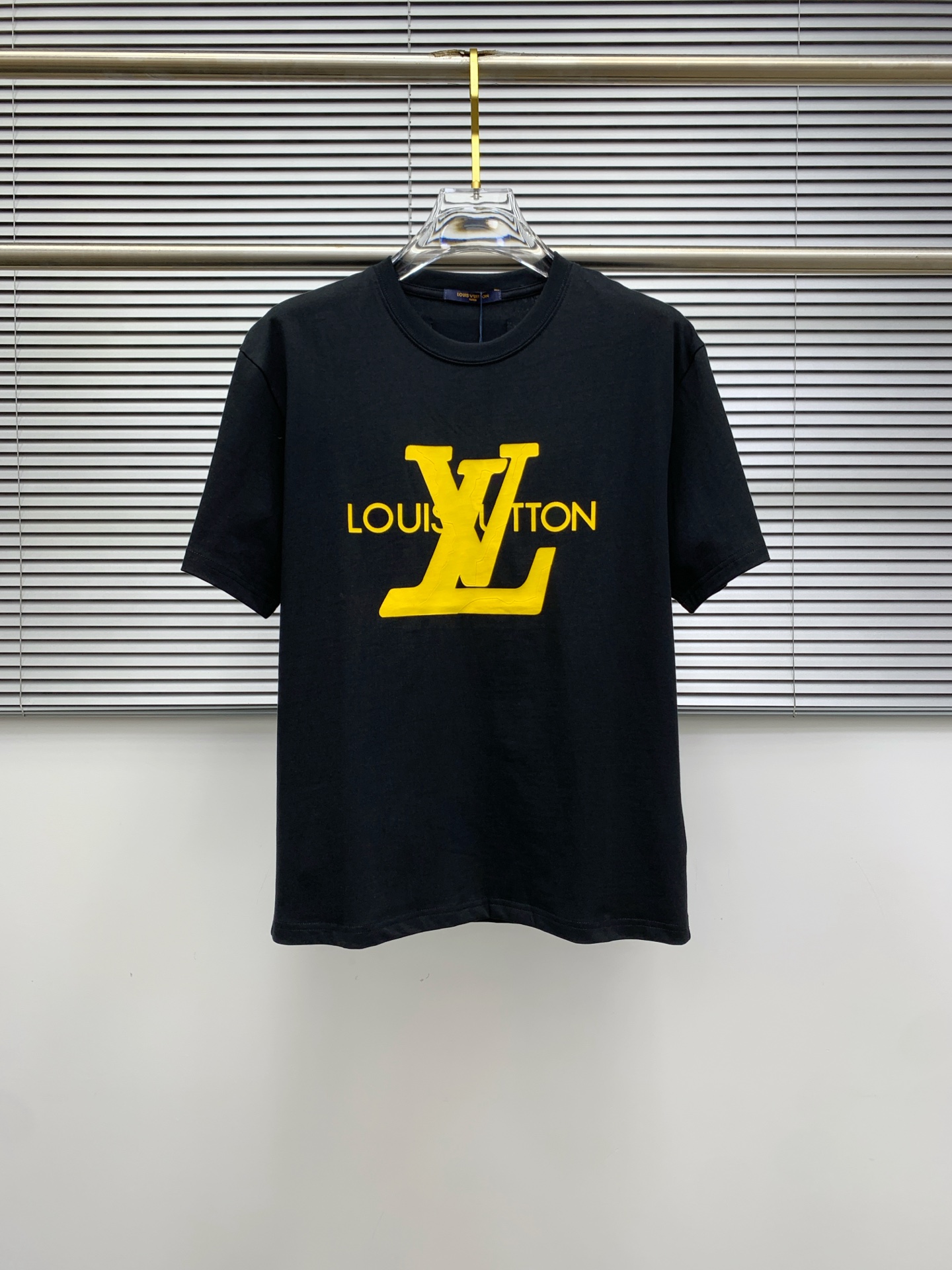 ssLV纯棉最新面料经典标识图案logo时尚简约潮流短袖，最顶级的品质专柜原单短袖，顶级制作工艺进口面料