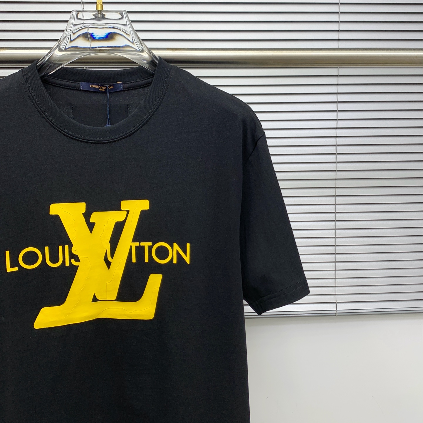 ssLV纯棉最新面料经典标识图案logo时尚简约潮流短袖，最顶级的品质专柜原单短袖，顶级制作工艺进口面料