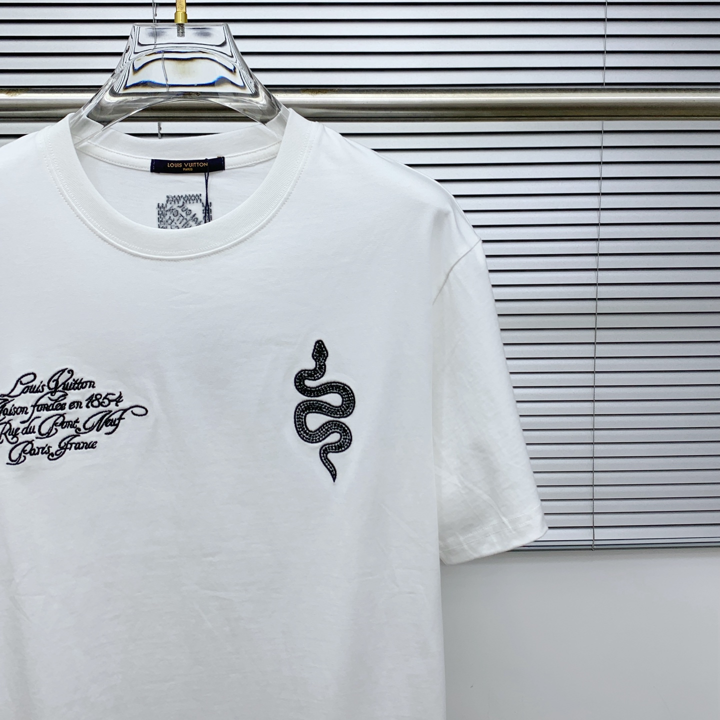 ssLV纯棉最新面料经典标识图案logo时尚简约潮流短袖，最顶级的品质专柜原单短袖，顶级制作工艺进口面料