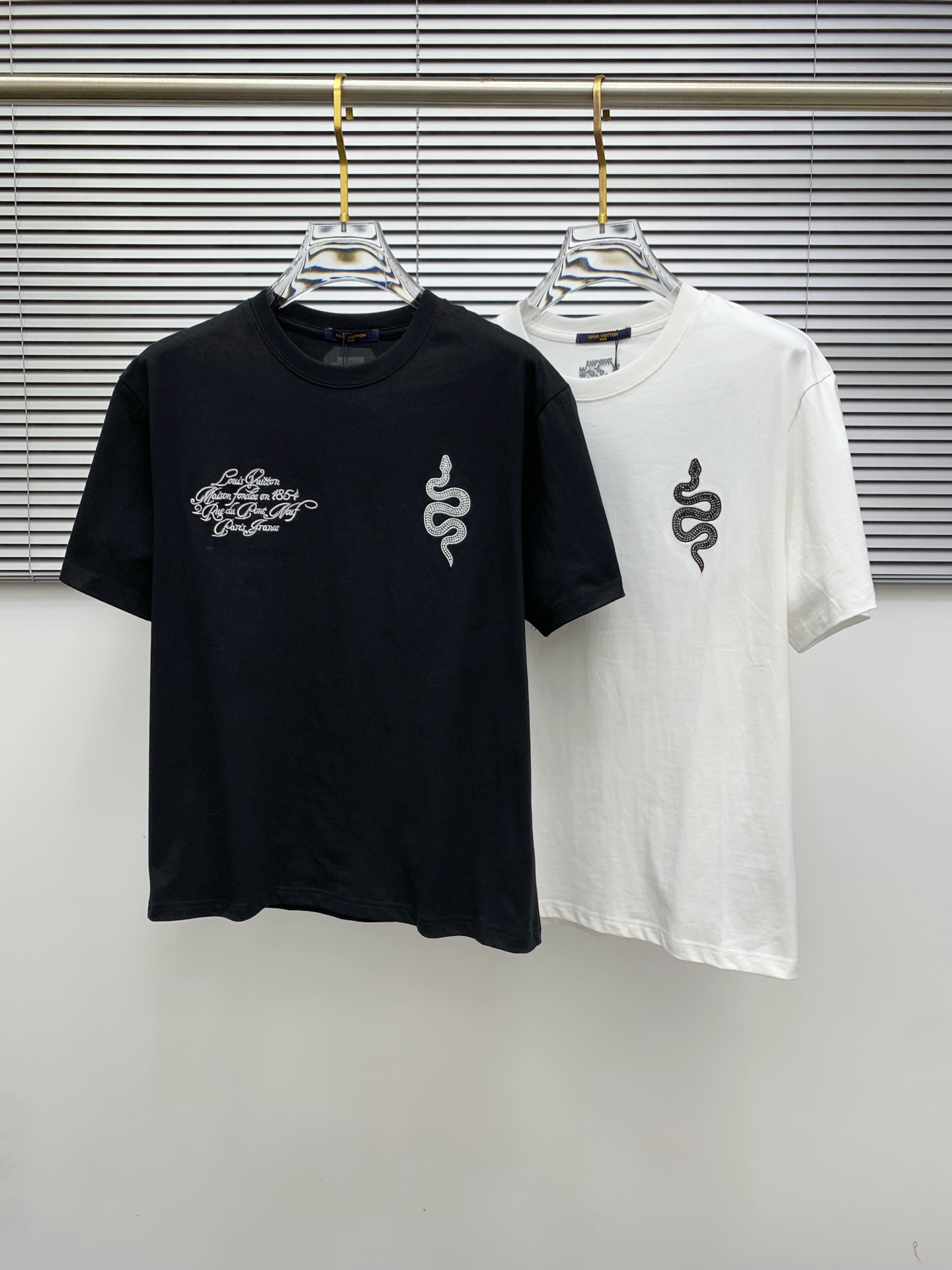 ssLV纯棉最新面料经典标识图案logo时尚简约潮流短袖，最顶级的品质专柜原单短袖，顶级制作工艺进口面料
