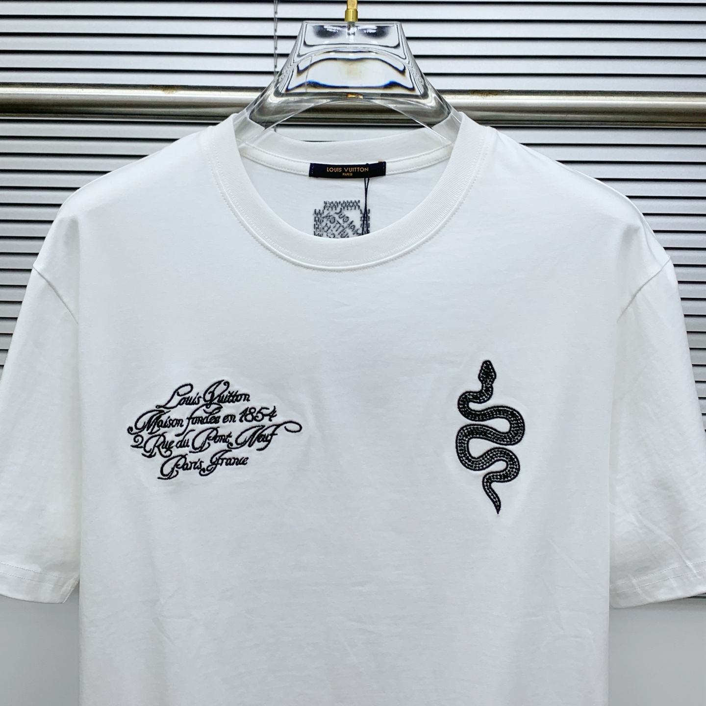 ssLV纯棉最新面料经典标识图案logo时尚简约潮流短袖，最顶级的品质专柜原单短袖，顶级制作工艺进口面料