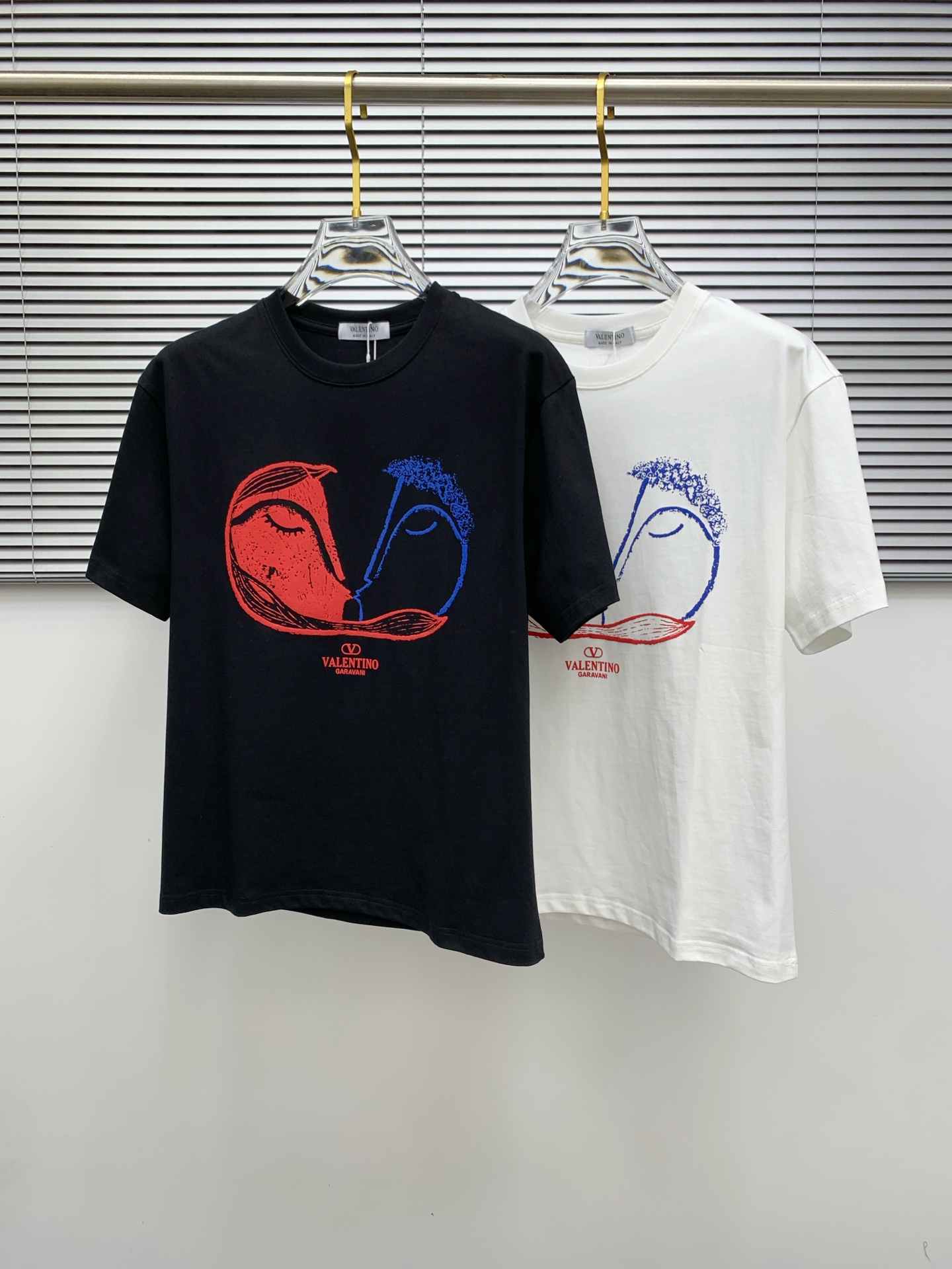 ss华伦天奴纯棉最新面料经典标识图案logo时尚简约潮流短袖，最顶级的品质专柜原单短袖，顶级制作工艺进口