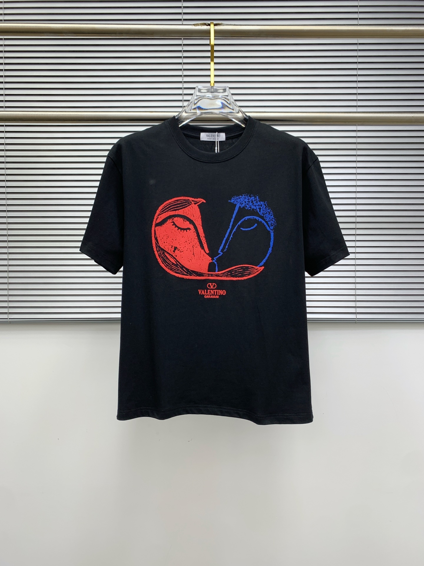 ss华伦天奴纯棉最新面料经典标识图案logo时尚简约潮流短袖，最顶级的品质专柜原单短袖，顶级制作工艺进口