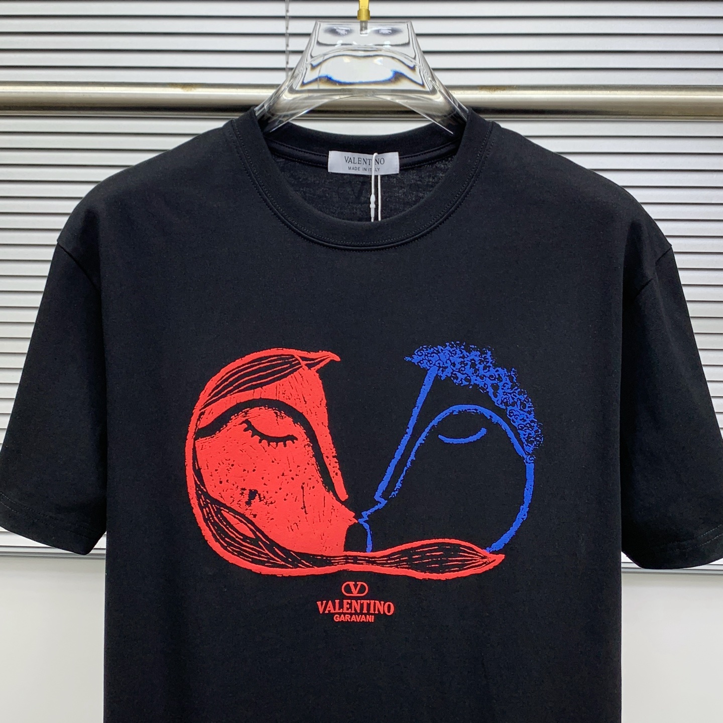 ss华伦天奴纯棉最新面料经典标识图案logo时尚简约潮流短袖，最顶级的品质专柜原单短袖，顶级制作工艺进口