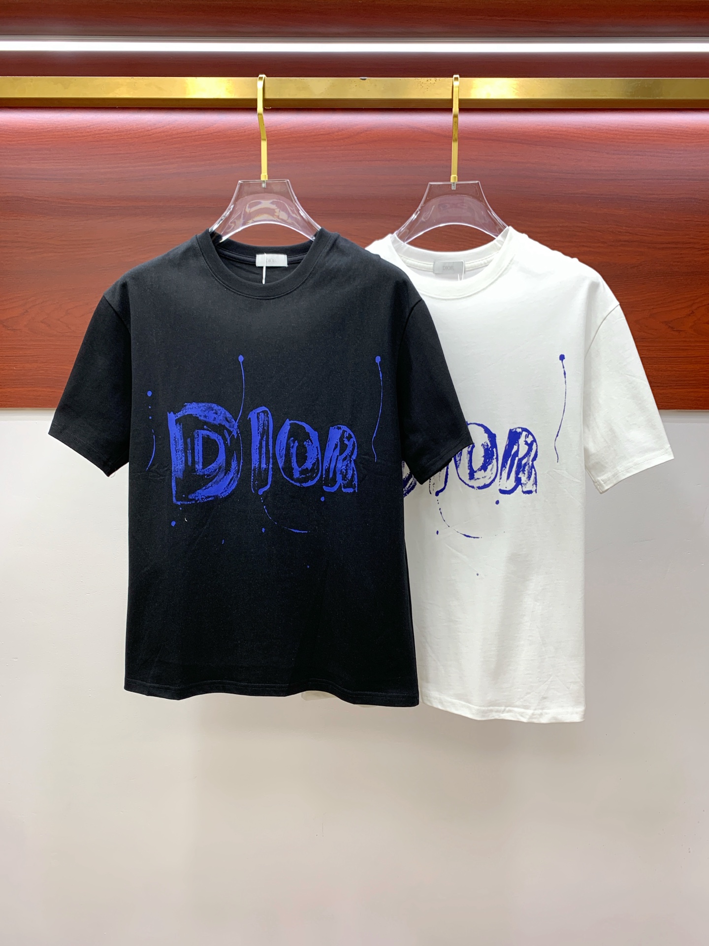 NO:445691,Ss Dior pure cotton latest fabric, classic logo, logo, fashionable, simple and trendy short sleeves, the top quality counter original single short sleeves, top production craft imported fabrics, unique design of the counter model, using imported high-end customized fabrics. The official website is on sale!  Excellent fabric pattern, size..Black and white M-3Xl,,dior,T-shirt,alexander wang19860909ss迪奥纯棉最新面料经典标识图案logo时尚简约潮流短袖,最顶级的品质专柜原单短袖,顶级制作工艺进口面料,专柜款独特设计,采用进口高端订制面料.官网在售！面料版型超赞 码数..黑白色 M-3Xl,,dior,T-shirt,alexander wang,Men's clothing