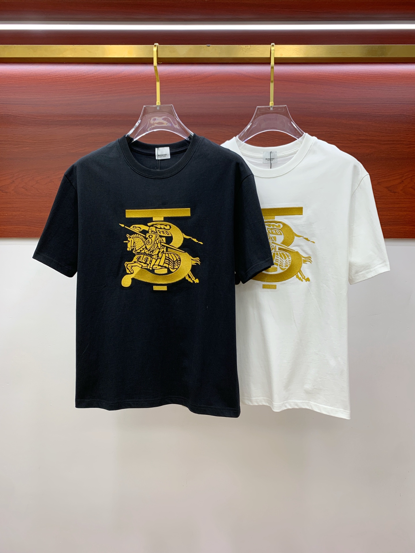 NO:445697,Ss Burberry pure cotton latest fabric classic logo pattern logo fashionable simple trendy short sleeves, top quality counter original single short sleeves, top production craft imported fabrics, unique design of counter style, using imported high-end customized fabrics. The official website is on sale!  Excellent fabric pattern, size..Black and white M-3Xl,,burberry,T-shirt,alexander wang19860909ss巴宝莉纯棉最新面料经典标识图案logo时尚简约潮流短袖,最顶级的品质专柜原单短袖,顶级制作工艺进口面料,专柜款独特设计,采用进口高端订制面料.官网在售！面料版型超赞 码数..黑白色 M-3Xl,,burberry,T-shirt,alexander wang,Men's clothing