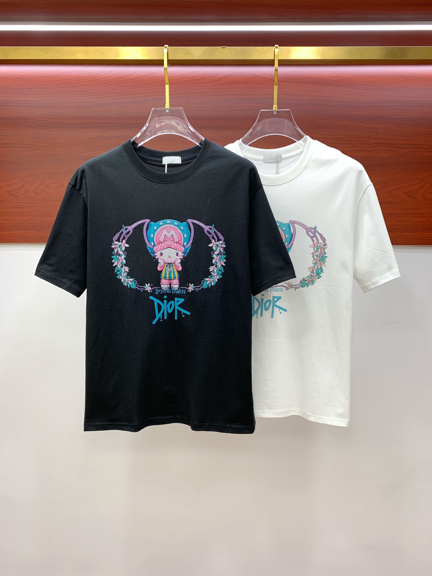 NO:445703,Ss Dior pure cotton latest fabric, classic logo, logo, fashionable, simple and trendy short sleeves, the top quality counter original single short sleeves, top production craft imported fabrics, unique design of the counter model, using imported high-end customized fabrics. The official website is on sale!  Excellent fabric pattern, size..Black and white M-3Xl,,dior,T-shirt,alexander wang19860909ss迪奥纯棉最新面料经典标识图案logo时尚简约潮流短袖,最顶级的品质专柜原单短袖,顶级制作工艺进口面料,专柜款独特设计,采用进口高端订制面料.官网在售！面料版型超赞 码数..黑白色 M-3Xl,,dior,T-shirt,alexander wang,Men's clothing