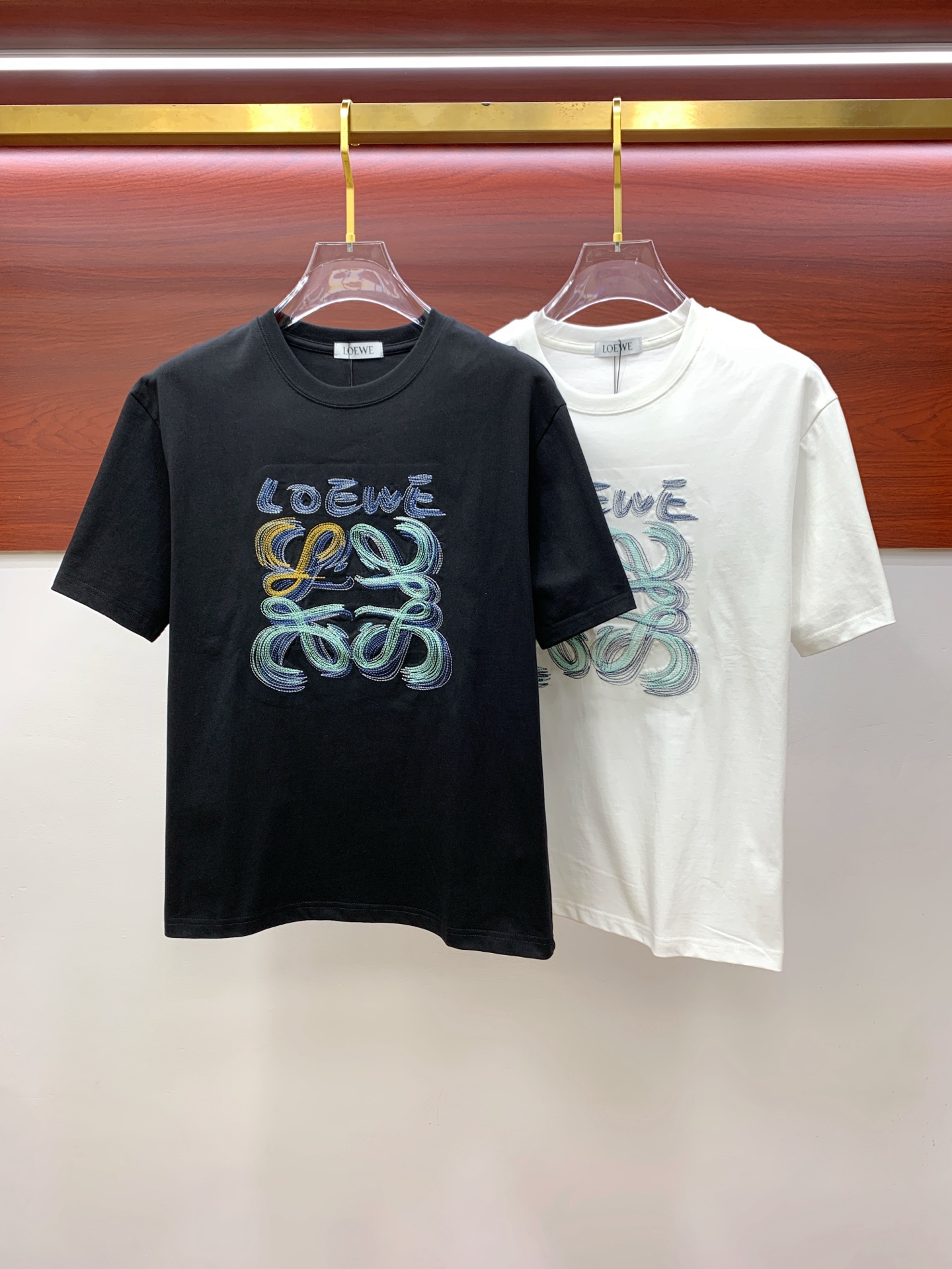 NO:445709,Ss Luo Yiwei pure cotton latest fabric, classic logo, logo, fashionable, simple and trendy short sleeves, the top quality counter original single short sleeves, top production craft imported fabrics, unique design of the counter model, using imported high-end customized fabrics. The official website is on sale!  Excellent fabric fit, size..Black and white M-3Xl,,loewe,T-shirt,alexander wang19860909ss罗意威纯棉最新面料经典标识图案logo时尚简约潮流短袖,最顶级的品质专柜原单短袖,顶级制作工艺进口面料,专柜款独特设计,采用进口高端订制面料.官网在售！面料版型超赞 码数..黑白色 M-3Xl,,loewe,T-shirt,alexander wang,Men's clothing