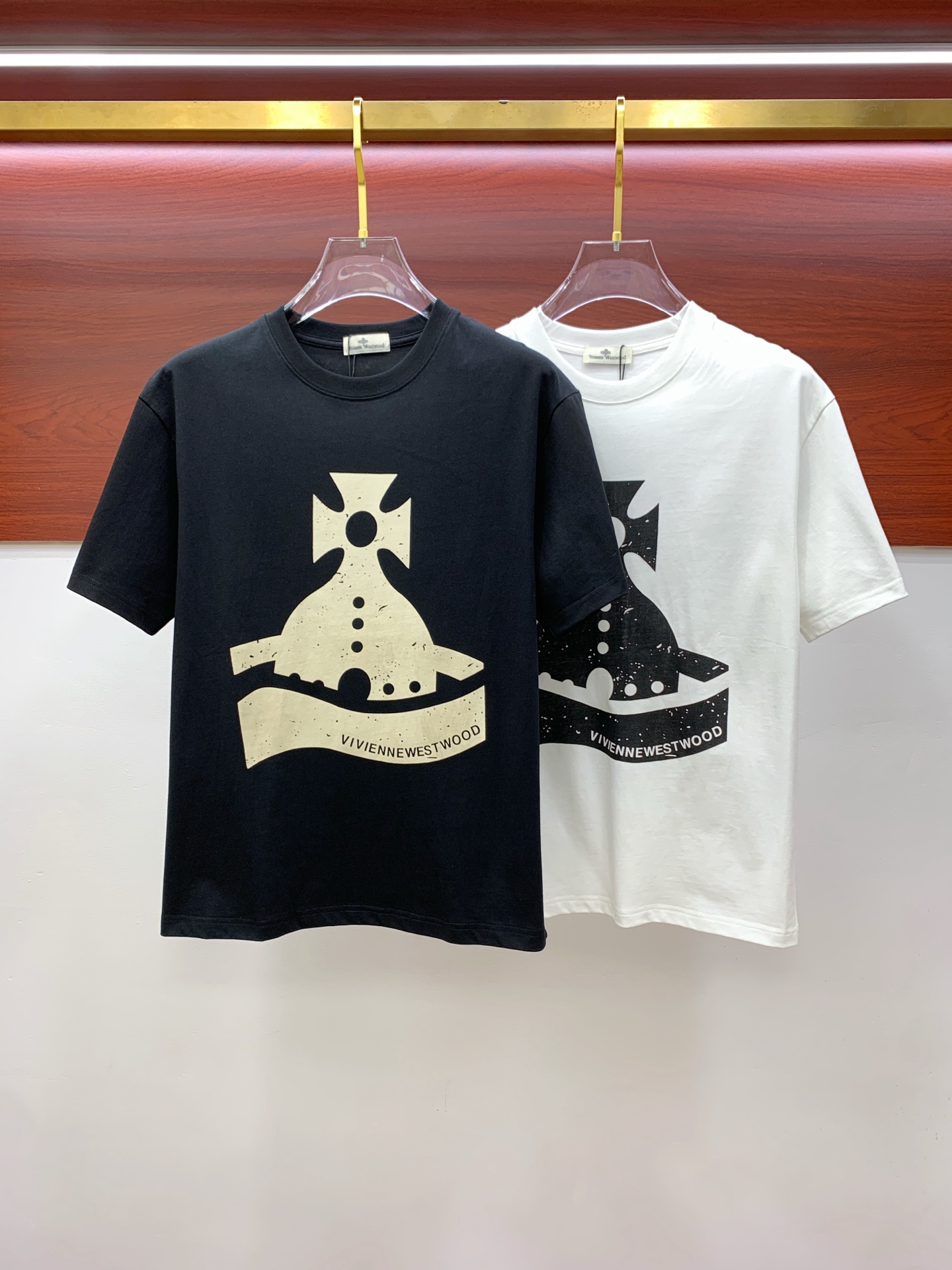 NO:445716,The latest fabric of the Queen Mother of Ss, the classic logo pattern logo, fashionable simple trendy short sleeves, the top quality counter original single short sleeves, the top production process imported fabric, the unique design of the counter model, using imported high-end customized fabrics. The official website is on sale!  Excellent fabric pattern, size..Black and white M-3Xl,,T-shirt,alexander wang19860909ss西太后纯棉最新面料经典标识图案logo时尚简约潮流短袖,最顶级的品质专柜原单短袖,顶级制作工艺进口面料,专柜款独特设计,采用进口高端订制面料.官网在售！面料版型超赞 码数..黑白色 M-3Xl,,T-shirt,alexander wang,Men's clothing