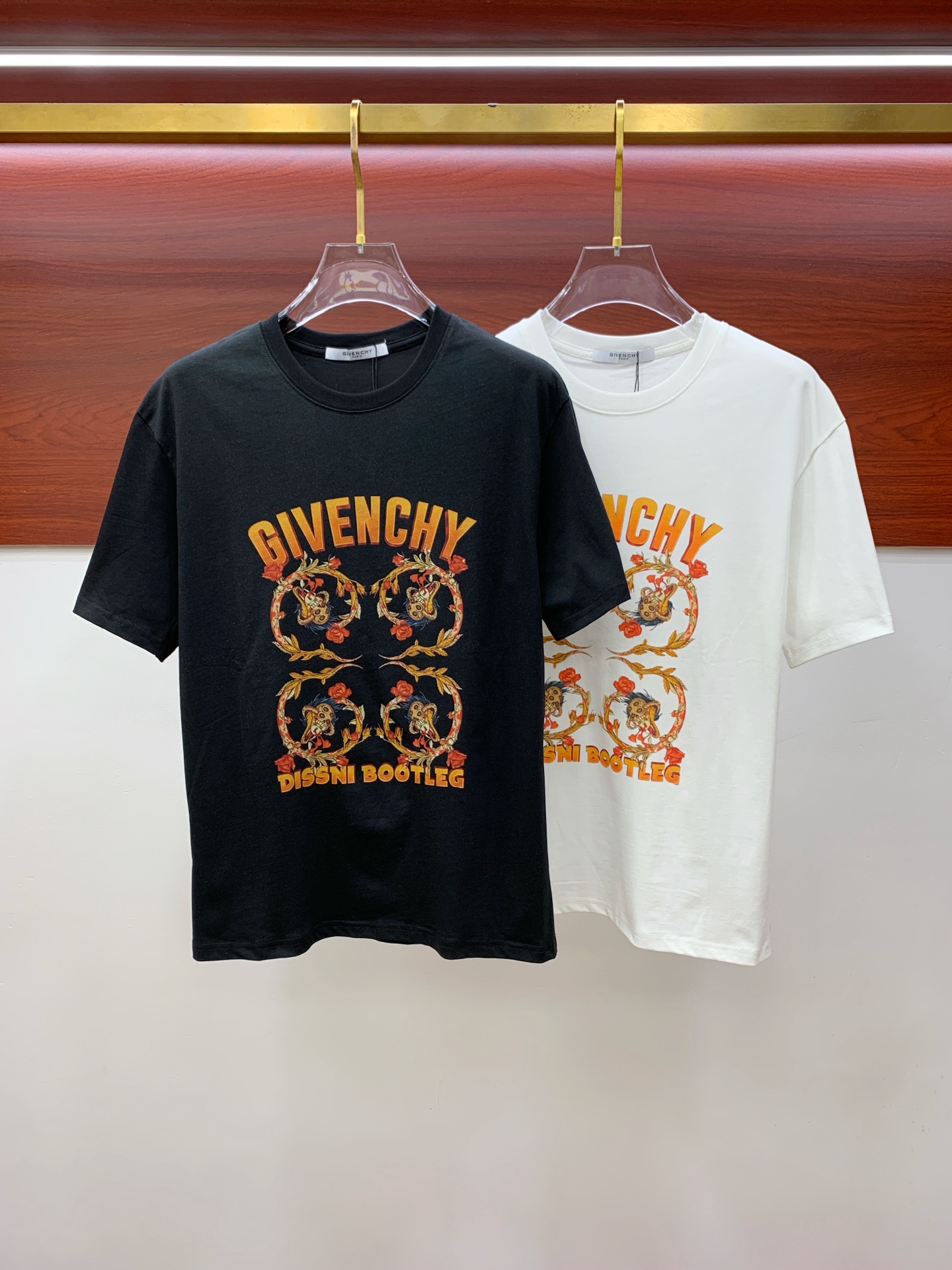 NO:445723,Ss Givenchy pure cotton latest fabric classic logo pattern logo fashionable simple trendy short sleeves, the top quality counter original single short sleeves, top production craft imported fabrics, unique design of the counter model, using imported high-end customized fabrics. The official website is on sale!  Excellent fabric fit, size..Black and white M-3Xl, givennchy, T-shirt, alexander wang19860909ss纪梵希纯棉最新面料经典标识图案logo时尚简约潮流短袖,最顶级的品质专柜原单短袖,顶级制作工艺进口面料,专柜款独特设计,采用进口高端订制面料.官网在售！面料版型超赞 码数..黑白色 M-3Xl,,givenchy,T-shirt,alexander wang,Men's clothing