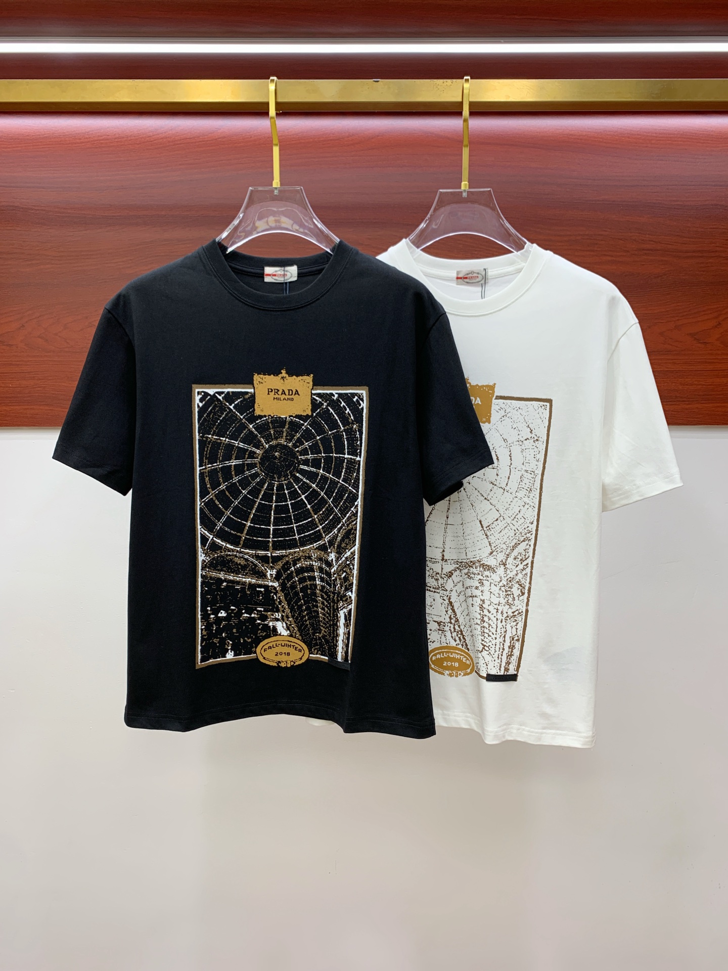 NO:445729,Ss Prada pure cotton latest fabric classic logo pattern logo fashionable simple trendy short sleeves, top quality counter original single short sleeves, top production craft imported fabrics, unique design of counter style, using imported high-end customized fabrics. The official website is on sale!  Excellent fabric pattern, size..Black and white M-3Xl,,prada,T-shirt,alexander wang19860909ss普拉达纯棉最新面料经典标识图案logo时尚简约潮流短袖,最顶级的品质专柜原单短袖,顶级制作工艺进口面料,专柜款独特设计,采用进口高端订制面料.官网在售！面料版型超赞 码数..黑白色 M-3Xl,,prada,T-shirt,alexander wang,Men's clothing