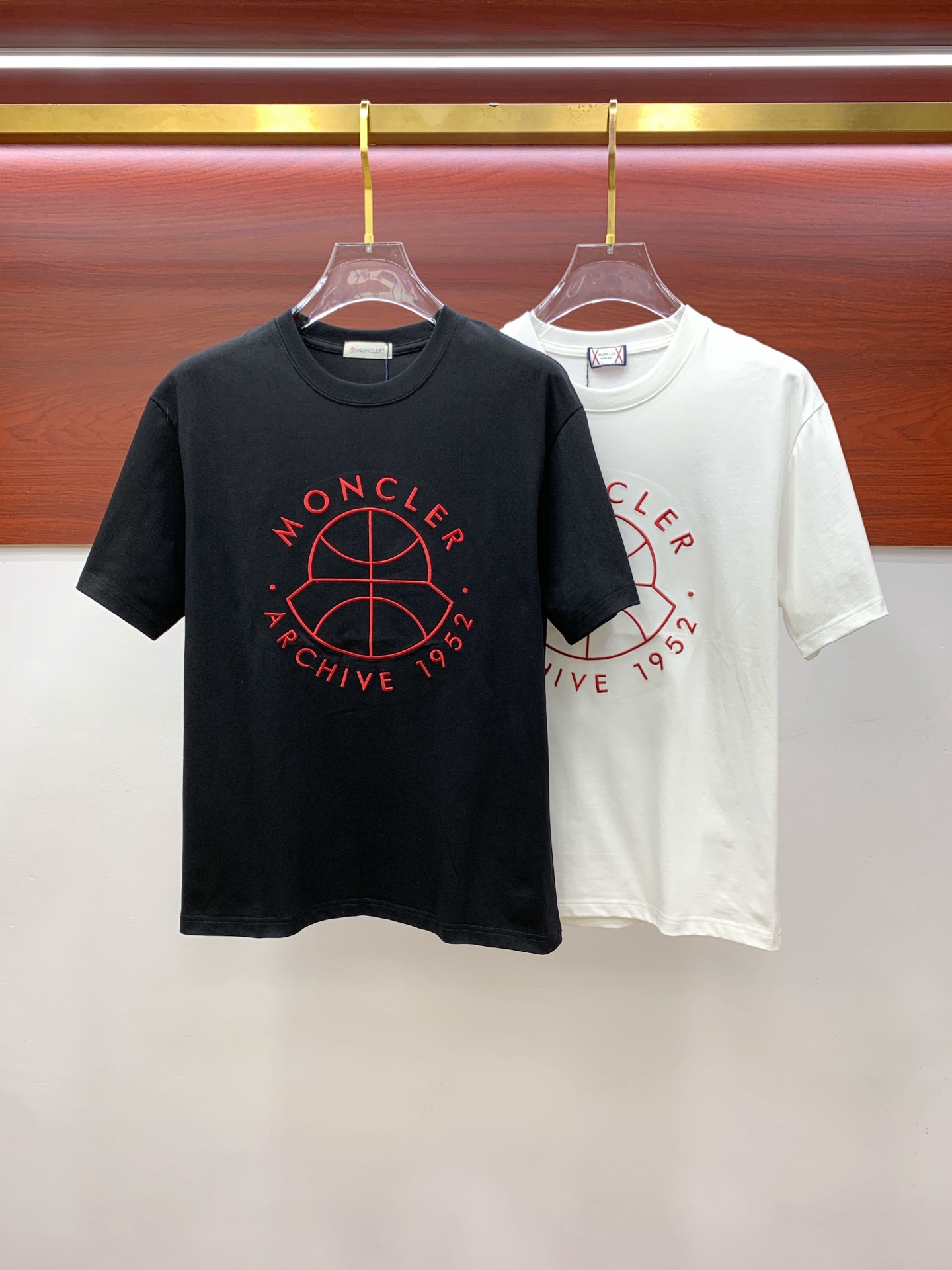 NO:445746,The latest ss masked pure cotton fabric, classic logo, fashionable simple trendy short sleeves, the top quality counter original single short sleeves, the top production process imported fabric, the unique design of the counter model, using imported high-end customized fabrics. The official website is on sale!  Excellent fabric fit, size..Black and white M-3Xl, Moncler, T-shirt, alexander wang19860909ss蒙口纯棉最新面料经典标识图案logo时尚简约潮流短袖,最顶级的品质专柜原单短袖,顶级制作工艺进口面料,专柜款独特设计,采用进口高端订制面料.官网在售！面料版型超赞 码数..黑白色 M-3Xl,,Moncler,T-shirt,alexander wang,Men's clothing