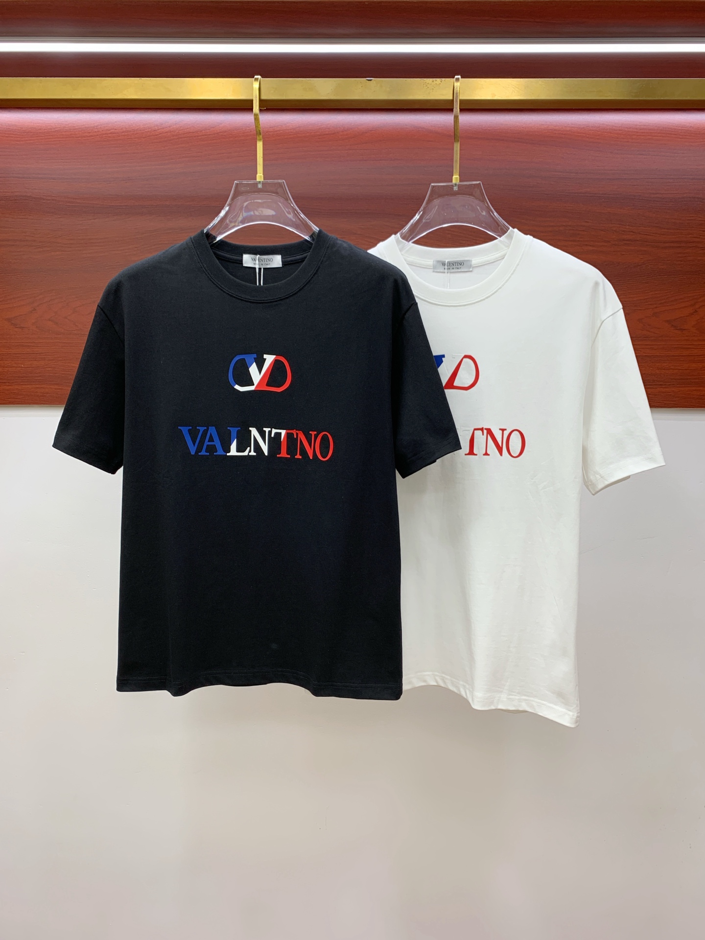 NO:445735,Ss Valentino pure cotton latest fabric, classic logo, logo, fashionable, simple and trendy short sleeves, the top quality counter original single short sleeves, top production craft imported fabrics, unique design of the counter model, using imported high-end customized fabrics. The official website is on sale!  Excellent fabric style, size..Black and white M-3Xl, valentino, T-shirt, alexander wang19860909ss华伦天奴纯棉最新面料经典标识图案logo时尚简约潮流短袖,最顶级的品质专柜原单短袖,顶级制作工艺进口面料,专柜款独特设计,采用进口高端订制面料.官网在售！面料版型超赞 码数..黑白色 M-3Xl,,valentino,T-shirt,alexander wang,Men's clothing