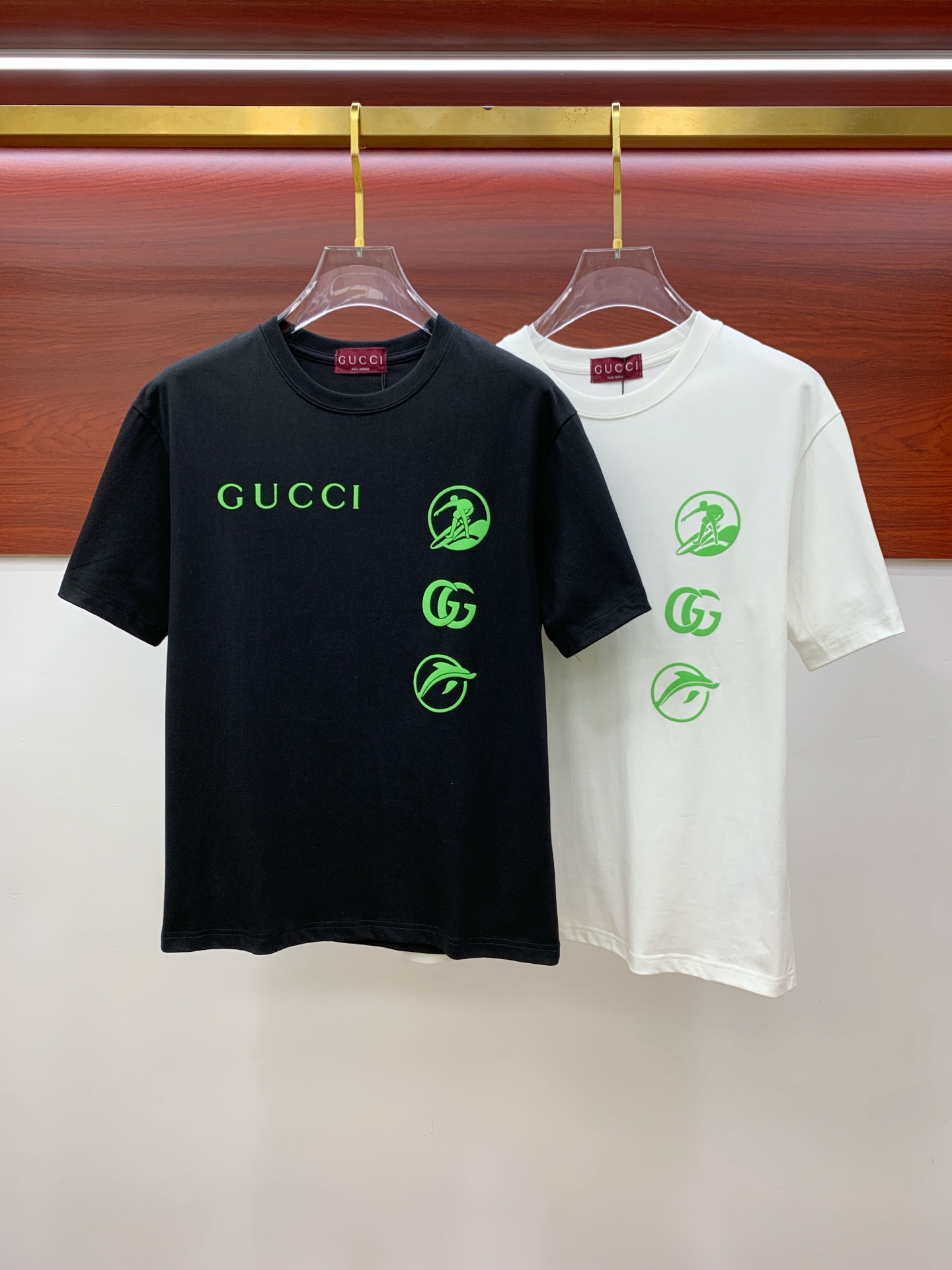 NO:445741,Ss Gucci pure cotton latest fabric classic logo pattern logo fashionable simple trendy short sleeves, top quality counter original single short sleeves, top production craft imported fabrics, unique design of counter style, using imported high-end customized fabrics. The official website is on sale!  Excellent fabric pattern, size..Black and white M-3Xl,,gucci,T-shirt,alexander wang19860909ss古驰纯棉最新面料经典标识图案logo时尚简约潮流短袖,最顶级的品质专柜原单短袖,顶级制作工艺进口面料,专柜款独特设计,采用进口高端订制面料.官网在售！面料版型超赞 码数..黑白色 M-3Xl,,gucci,T-shirt,alexander wang,Men's clothing