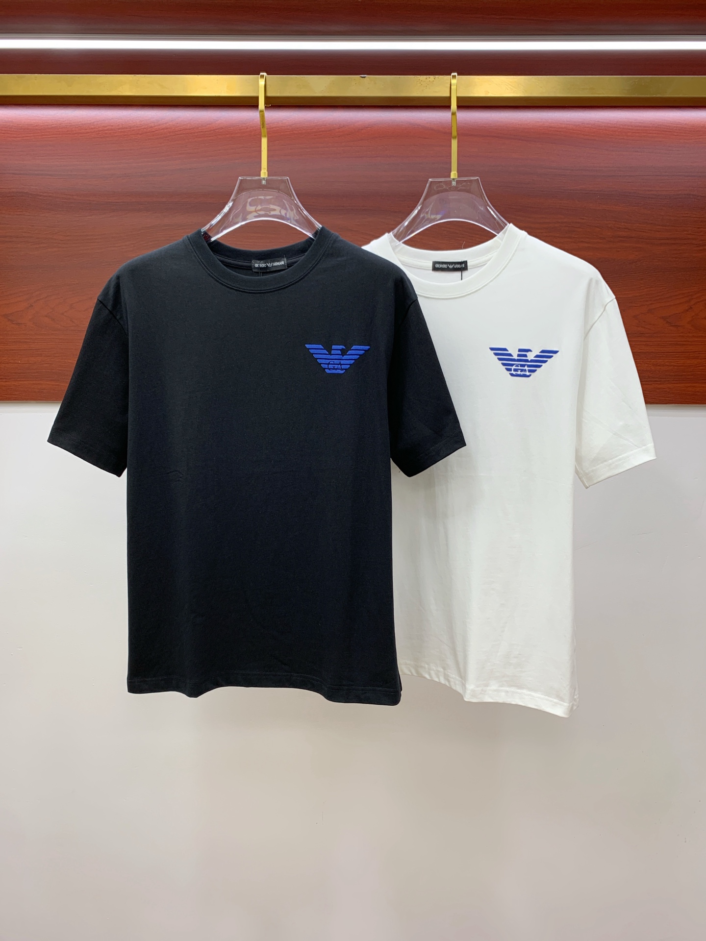 NO:445747,Ss Armani pure cotton latest fabric, classic logo, logo, fashionable, simple and trendy short sleeves, the top quality counter original single short sleeves, top production craft imported fabrics, unique design of the counter model, using imported high-end customized fabrics. The official website is on sale!  Excellent fabric pattern, size..Black and white M-3Xl,,armani,T-shirt,alexander wang19860909ss阿玛尼纯棉最新面料经典标识图案logo时尚简约潮流短袖,最顶级的品质专柜原单短袖,顶级制作工艺进口面料,专柜款独特设计,采用进口高端订制面料.官网在售！面料版型超赞 码数..黑白色 M-3Xl,,armani,T-shirt,alexander wang,Men's clothing