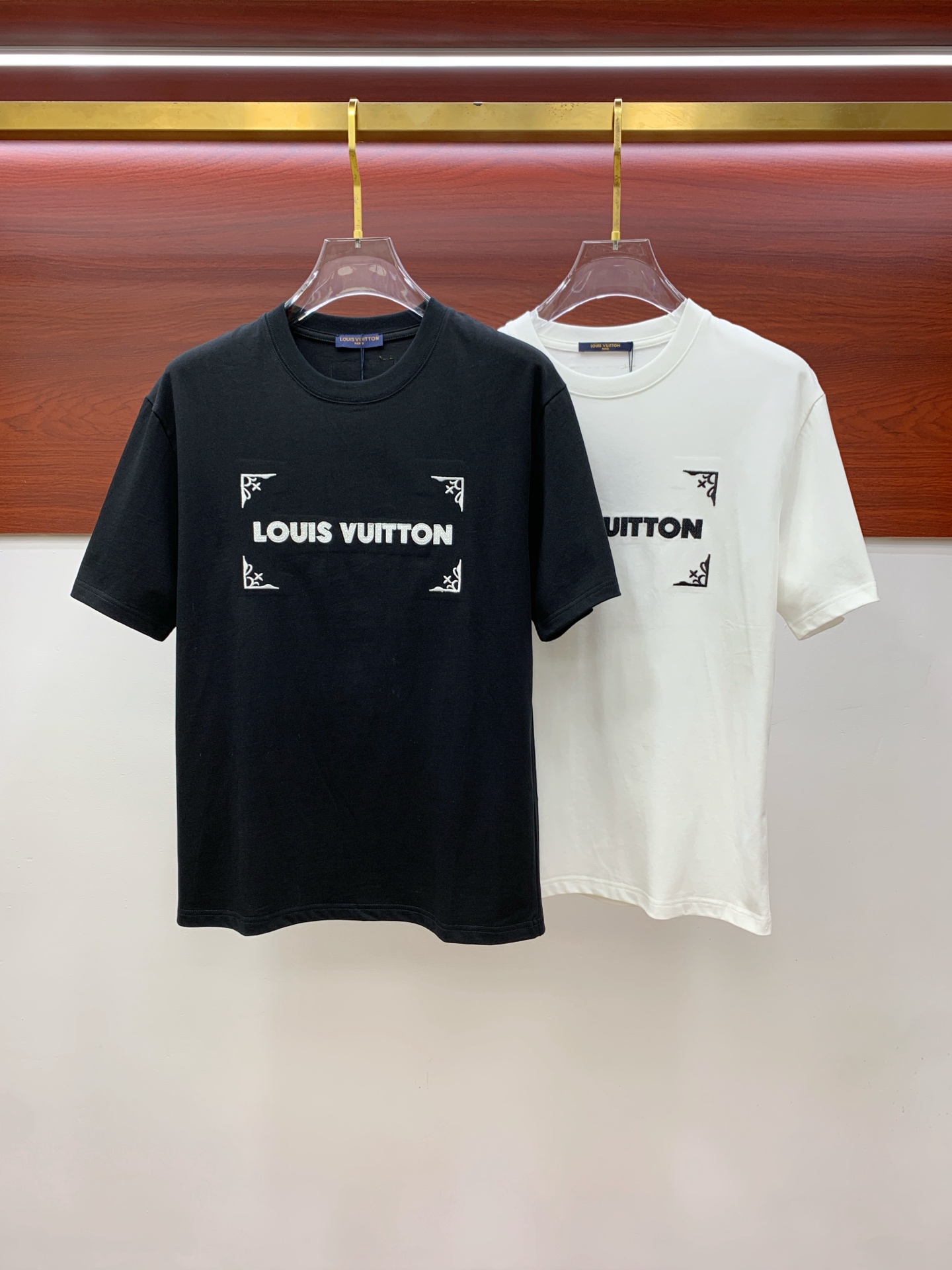 NO:445754,The latest ssLV pure cotton fabric, classic logo, logo, fashionable, simple and trendy short sleeves, the top quality counter original single short sleeves, the top production process imported fabric, the unique design of the counter model, using imported high-end customized fabrics. The official website is on sale!  Fabric style, size..Black and white M-3Xl,,louis vuitton,T-shirt,alexander wang19860909ssLV纯棉最新面料经典标识图案logo时尚简约潮流短袖,最顶级的品质专柜原单短袖,顶级制作工艺进口面料,专柜款独特设计,采用进口高端订制面料.官网在售！面料版型超赞 码数..黑白色 M-3Xl,,louis vuitton,T-shirt,alexander wang,Men's clothing