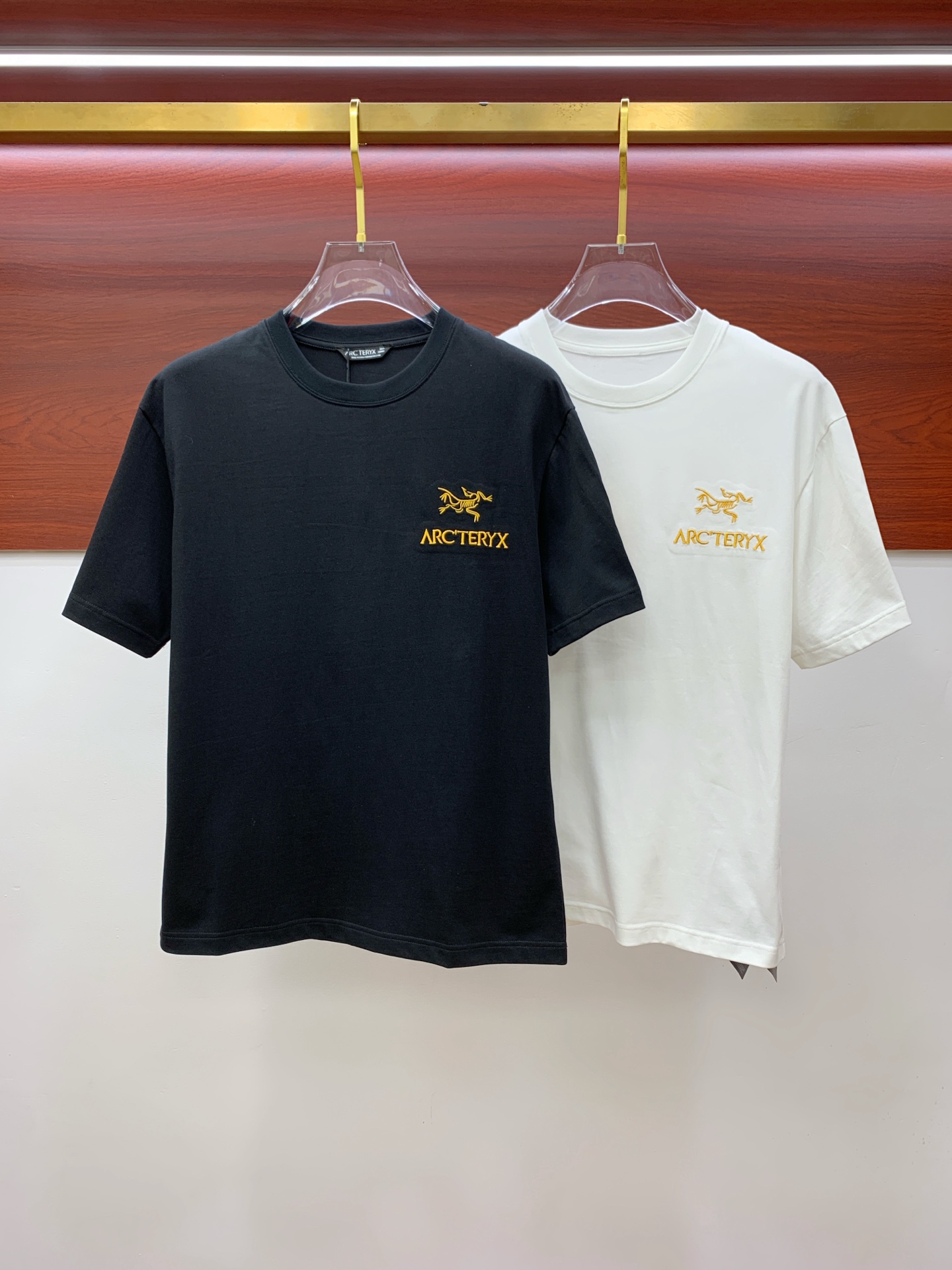 NO:445918,The latest fabric of Ss Archaeoptera pure cotton, classic logo, logo, fashionable, simple and trendy short sleeves, the top quality counter original single short sleeves, the top production process imported fabric, the unique design of the counter model, using imported high-end customized fabrics. The official website is on sale!  Fabric style, size..Black and white M-3Xl,arc'teryx,T-shirt,alexander wang19860909ss始祖鸟纯棉最新面料经典标识图案logo时尚简约潮流短袖,最顶级的品质专柜原单短袖,顶级制作工艺进口面料,专柜款独特设计,采用进口高端订制面料.官网在售！面料版型超赞 码数..黑白色 M-3Xl,arc'teryx,T-shirt,alexander wang,Men's clothing