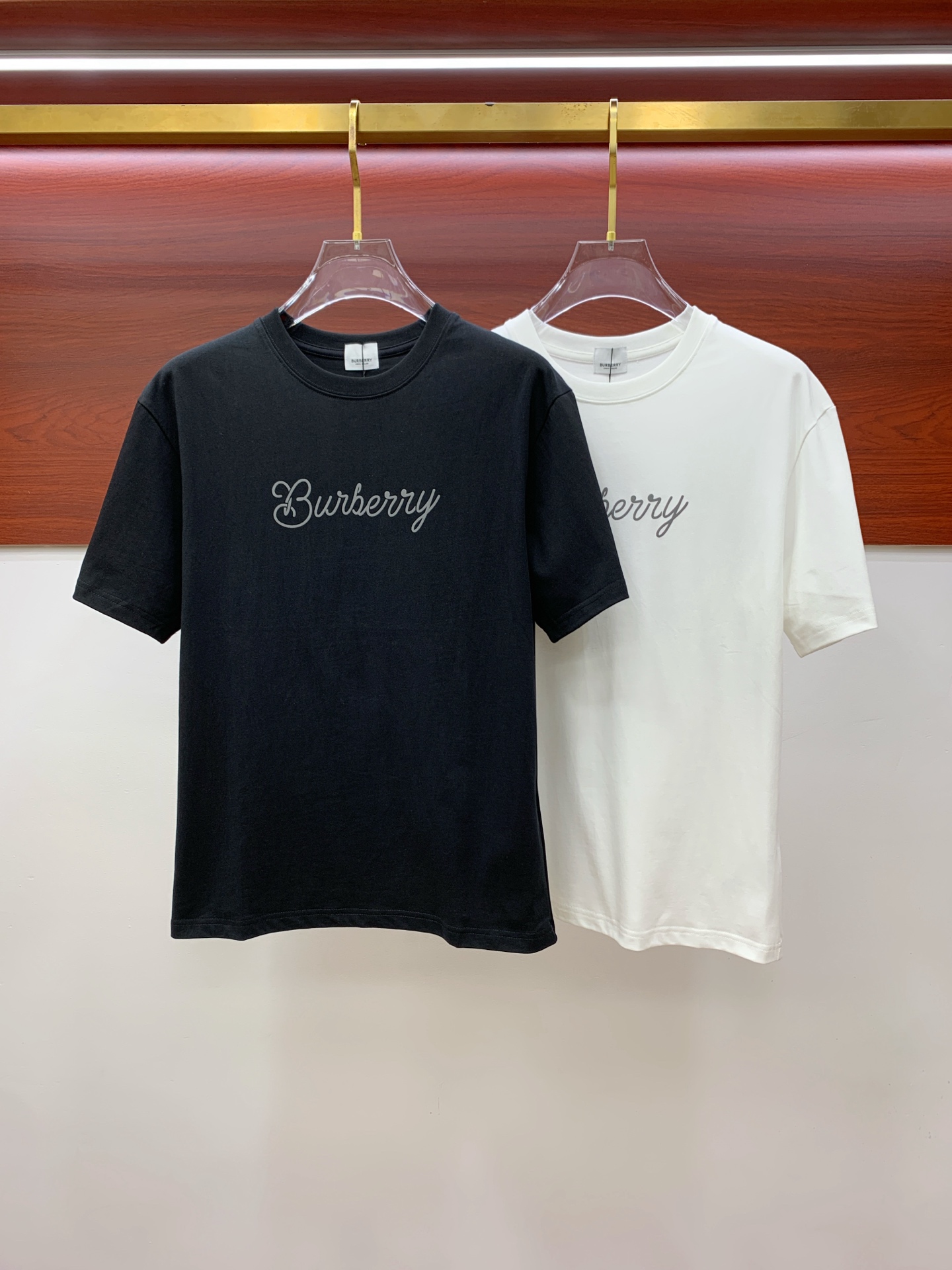 NO:445978,Ss Burberry pure cotton latest fabric classic logo pattern logo fashionable simple trendy short sleeves, top quality counter original single short sleeves, top production craft imported fabrics, unique design of counter style, using imported high-end customized fabrics. The official website is on sale!  Excellent fabric pattern, size..Black and white M-3Xl,,burberry,T-shirt,alexander wang19860909ss巴宝莉纯棉最新面料经典标识图案logo时尚简约潮流短袖,最顶级的品质专柜原单短袖,顶级制作工艺进口面料,专柜款独特设计,采用进口高端订制面料.官网在售！面料版型超赞 码数..黑白色 M-3Xl,,burberry,T-shirt,alexander wang,Men's clothing