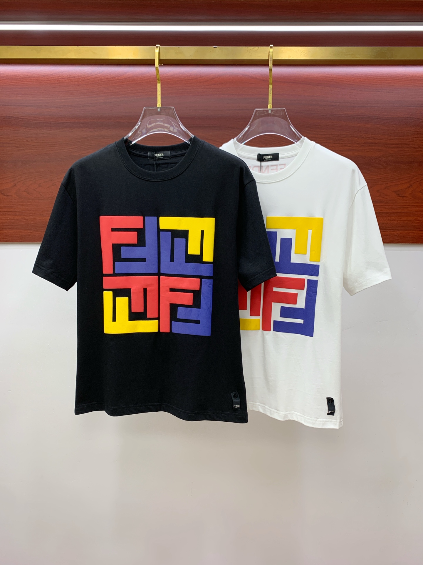 NO:445984,Ss Fendi pure cotton latest fabric classic logo pattern logo fashionable simple trendy short sleeves, top quality counter original single short sleeves, top production craft imported fabrics, unique design of counter style, using imported high-end customized fabrics. The official website is on sale!  Excellent fabric fit, size..Black and white M-3Xl,,fendi,T-shirt,alexander wang19860909ss芬迪纯棉最新面料经典标识图案logo时尚简约潮流短袖,最顶级的品质专柜原单短袖,顶级制作工艺进口面料,专柜款独特设计,采用进口高端订制面料.官网在售！面料版型超赞 码数..黑白色 M-3Xl,,fendi,T-shirt,alexander wang,Men's clothing