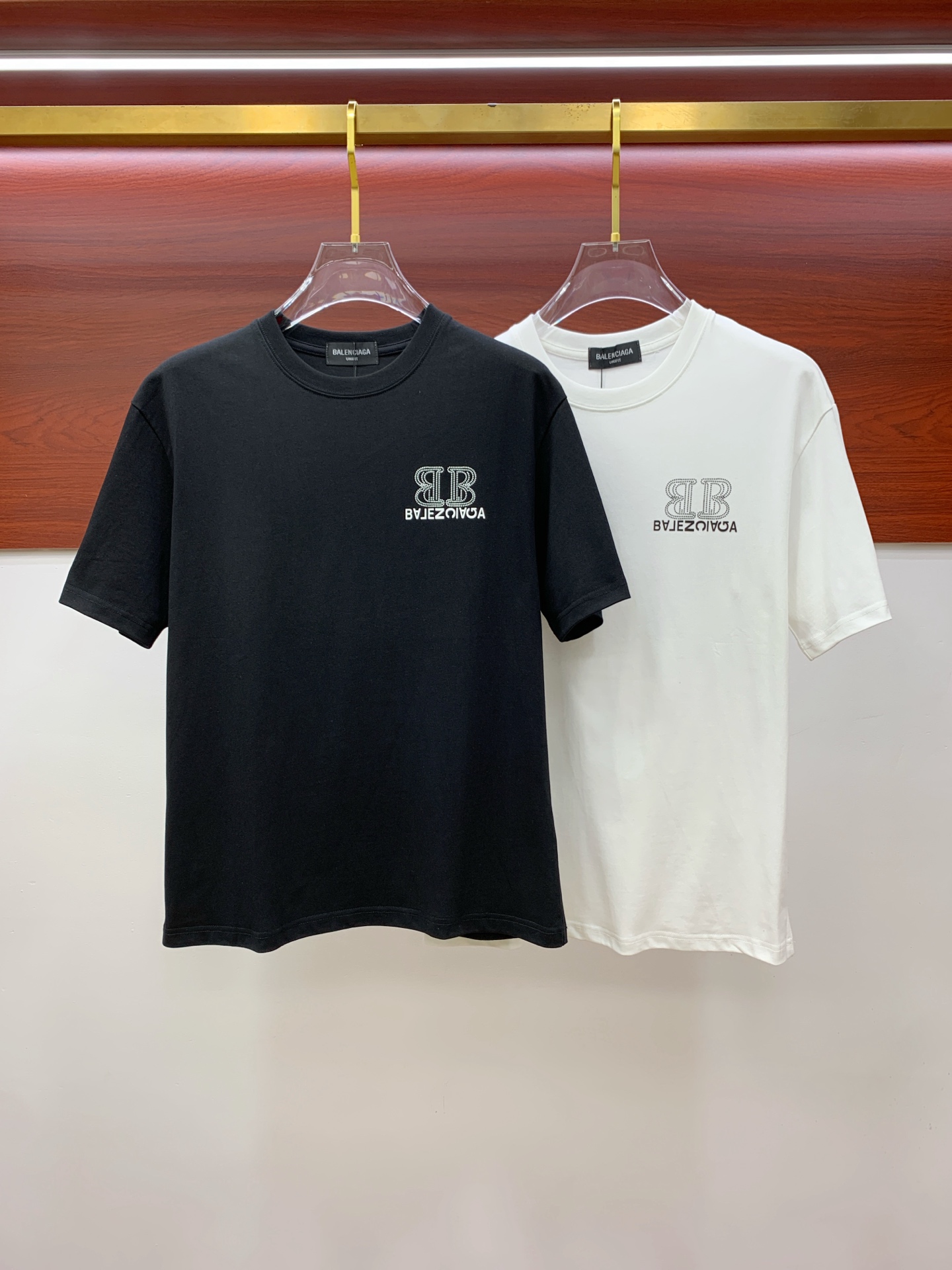 NO:445991,Ss Balenciaga pure cotton latest fabric, classic logo, logo, fashionable, simple and trendy short sleeves, the top quality counter original single short sleeves, top production craft imported fabrics, unique design of the counter model, using imported high-end customized fabrics. The official website is on sale!  Excellent fabric pattern, size..Black and white M-3Xl,,balenciaga,T-shirt,alexander wang19860909ss巴黎世家纯棉最新面料经典标识图案logo时尚简约潮流短袖,最顶级的品质专柜原单短袖,顶级制作工艺进口面料,专柜款独特设计,采用进口高端订制面料.官网在售！面料版型超赞 码数..黑白色 M-3Xl,,balenciaga,T-shirt,alexander wang,Men's clothing