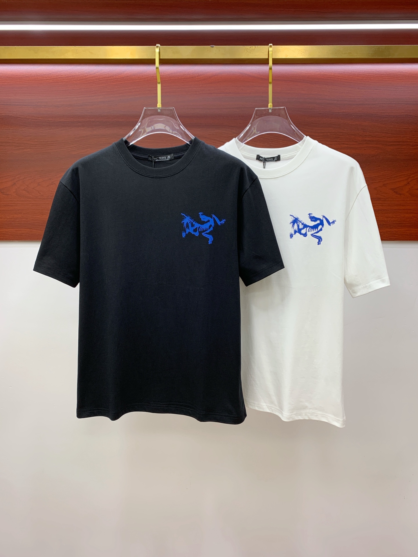 NO:445998,The latest fabric of Ss Archaeoptera pure cotton, classic logo, logo, fashionable, simple and trendy short sleeves, the top quality counter original single short sleeves, the top production process imported fabric, the unique design of the counter model, using imported high-end customized fabrics. The official website is on sale!  Fabric style, size..Black and white M-3Xl,arc'teryx,T-shirt,alexander wang19860909ss始祖鸟纯棉最新面料经典标识图案logo时尚简约潮流短袖,最顶级的品质专柜原单短袖,顶级制作工艺进口面料,专柜款独特设计,采用进口高端订制面料.官网在售！面料版型超赞 码数..黑白色 M-3Xl,arc'teryx,T-shirt,alexander wang,Men's clothing