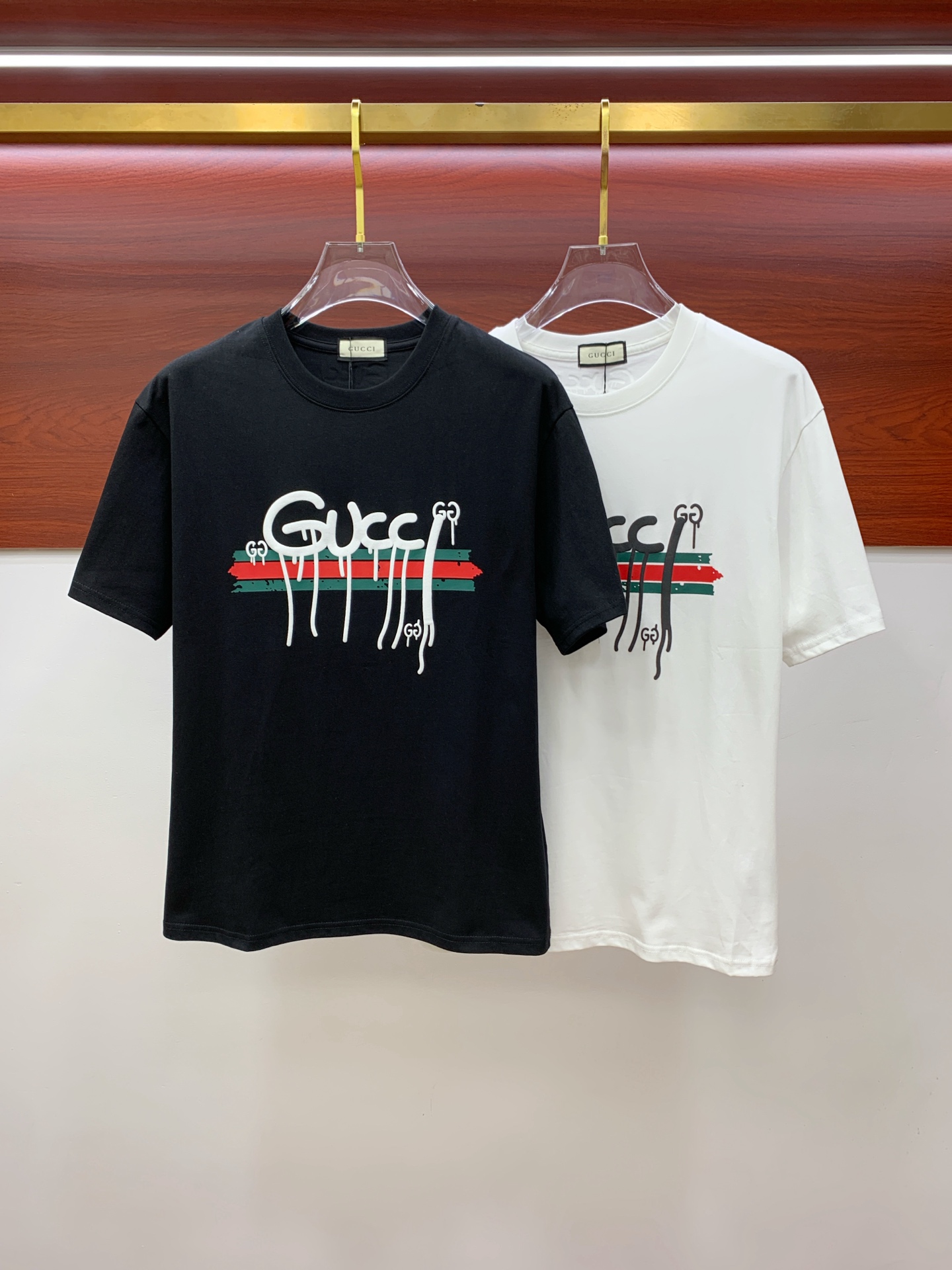 NO:445892,Ss Gucci pure cotton latest fabric classic logo pattern logo fashionable simple trendy short sleeves, top quality counter original single short sleeves, top production craft imported fabrics, unique design of counter style, using imported high-end customized fabrics. The official website is on sale!  Excellent fabric pattern, size..Black and white M-3Xl,,gucci,T-shirt,alexander wang19860909ss古驰纯棉最新面料经典标识图案logo时尚简约潮流短袖,最顶级的品质专柜原单短袖,顶级制作工艺进口面料,专柜款独特设计,采用进口高端订制面料.官网在售！面料版型超赞 码数..黑白色 M-3Xl,,gucci,T-shirt,alexander wang,Men's clothing