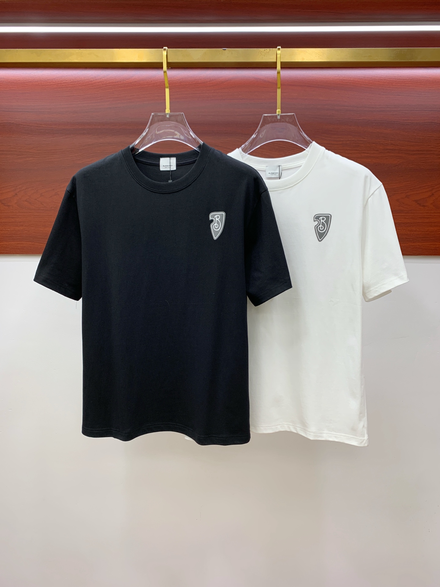 NO:445897,Ss Burberry pure cotton latest fabric classic logo pattern logo fashionable simple trendy short sleeves, top quality counter original single short sleeves, top production craft imported fabrics, unique design of counter style, using imported high-end customized fabrics. The official website is on sale!  Excellent fabric pattern, size..Black and white M-3Xl,,burberry,T-shirt,alexander wang19860909ss巴宝莉纯棉最新面料经典标识图案logo时尚简约潮流短袖,最顶级的品质专柜原单短袖,顶级制作工艺进口面料,专柜款独特设计,采用进口高端订制面料.官网在售！面料版型超赞 码数..黑白色 M-3Xl,,burberry,T-shirt,alexander wang,Men's clothing