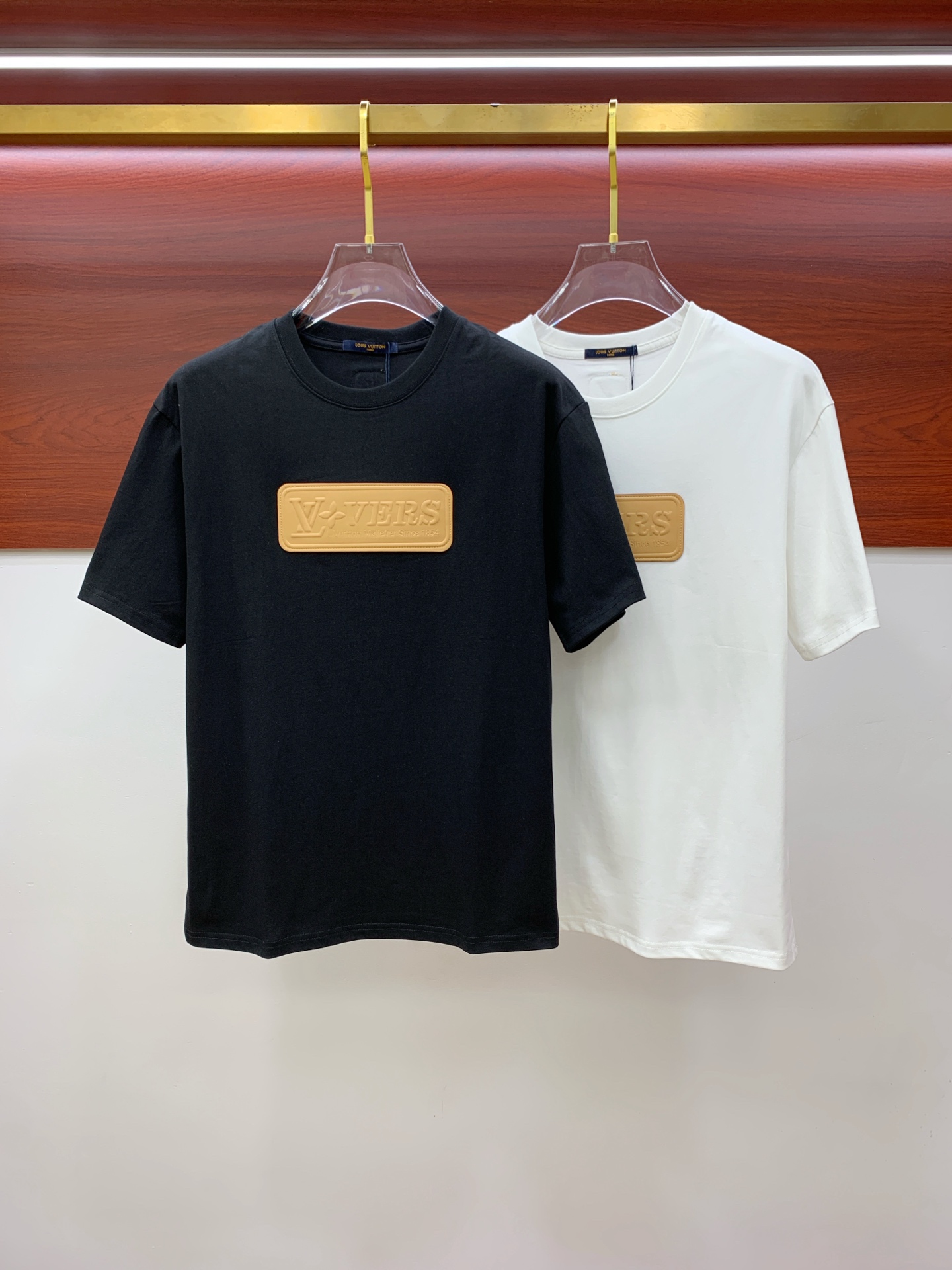 NO:445904,The latest ssLV pure cotton fabric, classic logo, logo, fashionable, simple and trendy short sleeves, the top quality counter original single short sleeves, the top production process imported fabric, the unique design of the counter model, using imported high-end customized fabrics. The official website is on sale!  Fabric style, size..Black and white M-3Xl,,louis vuitton,T-shirt,alexander wang19860909ssLV纯棉最新面料经典标识图案logo时尚简约潮流短袖,最顶级的品质专柜原单短袖,顶级制作工艺进口面料,专柜款独特设计,采用进口高端订制面料.官网在售！面料版型超赞 码数..黑白色 M-3Xl,,louis vuitton,T-shirt,alexander wang,Men's clothing