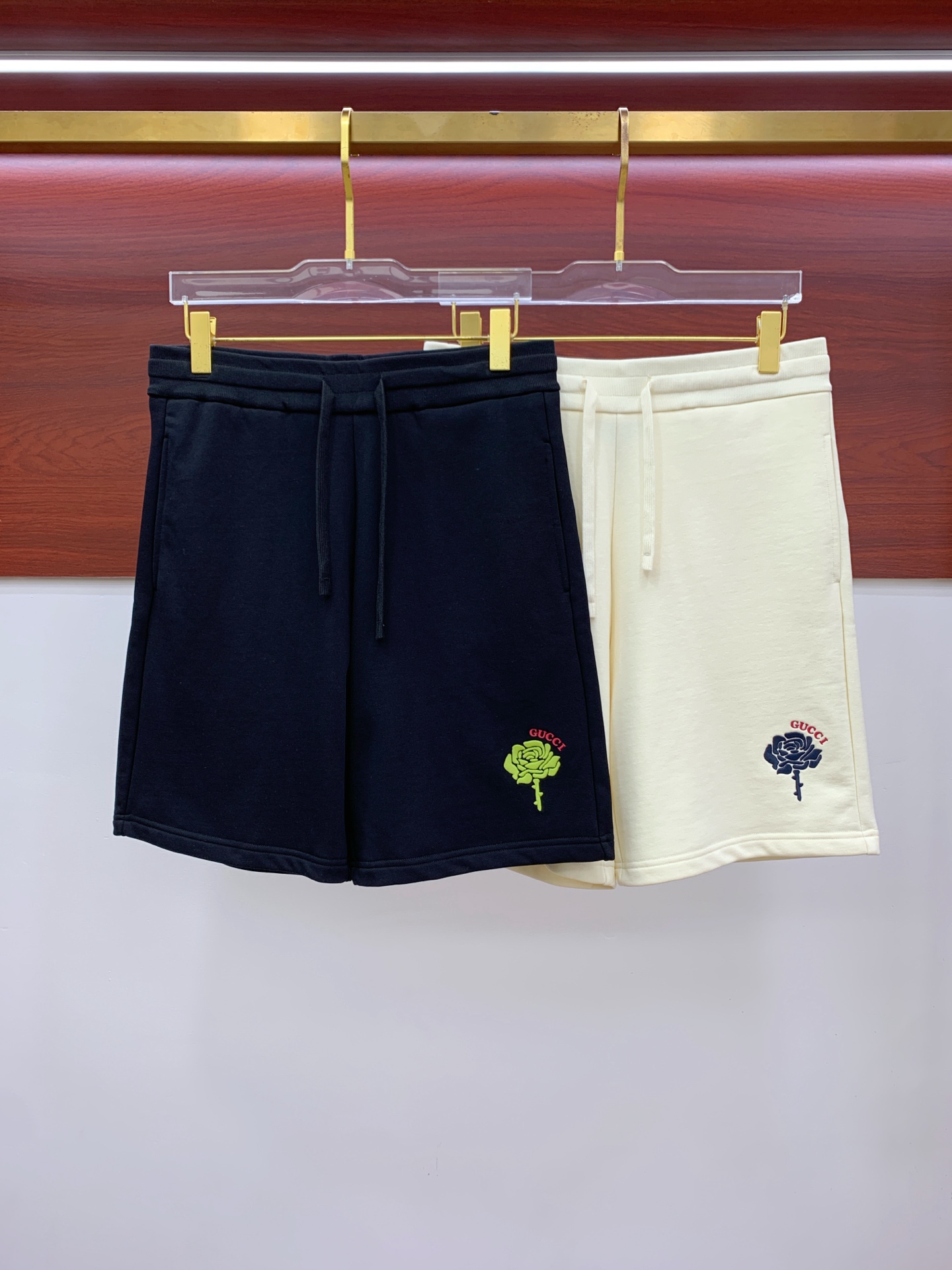 NO:445855,Gucci's new spring and summer 2025 casual shorts!  The official website is released simultaneously. Customized brand classic logo, customized fabric, excellent comfort, strong hand touch. Extremely recognizable, perfect quality craftsmanship. Size S-Xl, gucci, shorts, alexander wang19860909古驰2025春夏新款休闲短裤！官网同步发售.定制品牌经典LOGO,定制面料,舒适度极好,手触感强烈.辨识度极高,完美品相工艺. 尺码S-Xl,,gucci,shorts,alexander wang,Men's clothing