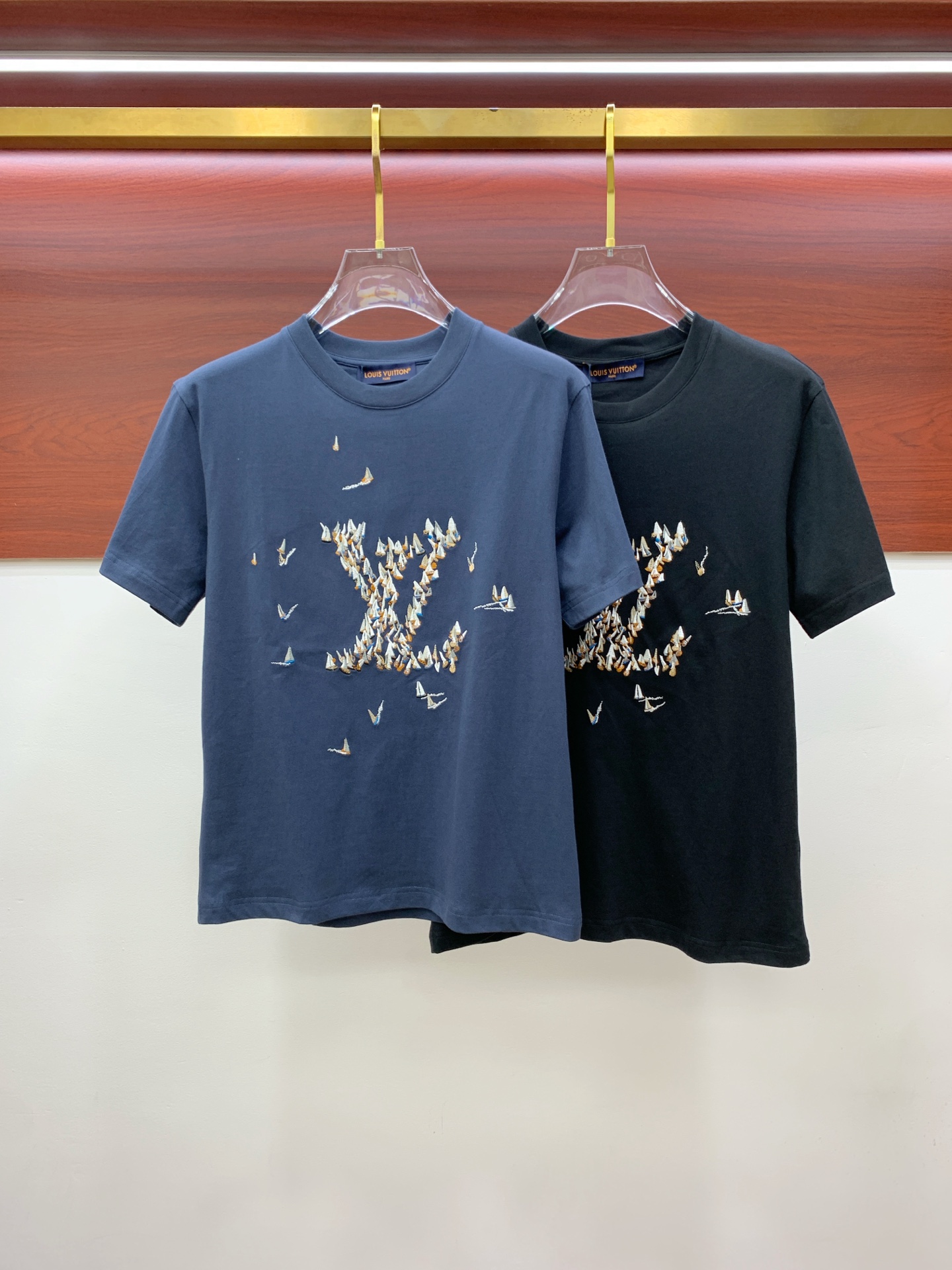 NO:445876,LV2025 spring and summer new short-sleeved T-shirt for men and women, the latest model is exclusively available on the entire network!  !  ~ It is classic and fashionable and versatile, who doesn’t like it? It will show the classic again. It is very pleasing to the eye and comes with a low luxury halo and recognition!  The traditional brand concept and modern advanced technology are perfectly combined. Coupled with the extremely modern and simple design, the exclusive logo pattern towel embroidery design!  Customized 100% imported pure cotton fabric!  The texture of this model is quite touching, the specifications and grades are known with tentacles. The degree of delicateness and breathability are top-notch!  Size M-3XL, louis vuitton, T-shirt,tees, t-shirt,alexander wang19860909LV2025春夏新款男女同款短袖T恤,最新款全网独家首上！！~既经典有时尚百搭,谁不爱啊,将经典再次展现,非常的耐看,自带低奢光环与辨识度！传统的品牌理念和现代化的先进技术进行了完美结合.加上极其现代摩登风范的简约设计,专属logo图案毛巾绣设计！定制百分百进口纯棉面料！此款的质感相当感人 触手便知规格档次 细腻程度与透气效果堪称顶级！尺码M-3XL,,louis vuitton,T-shirt,tees，t-shirt,alexander wang,Men's clothing