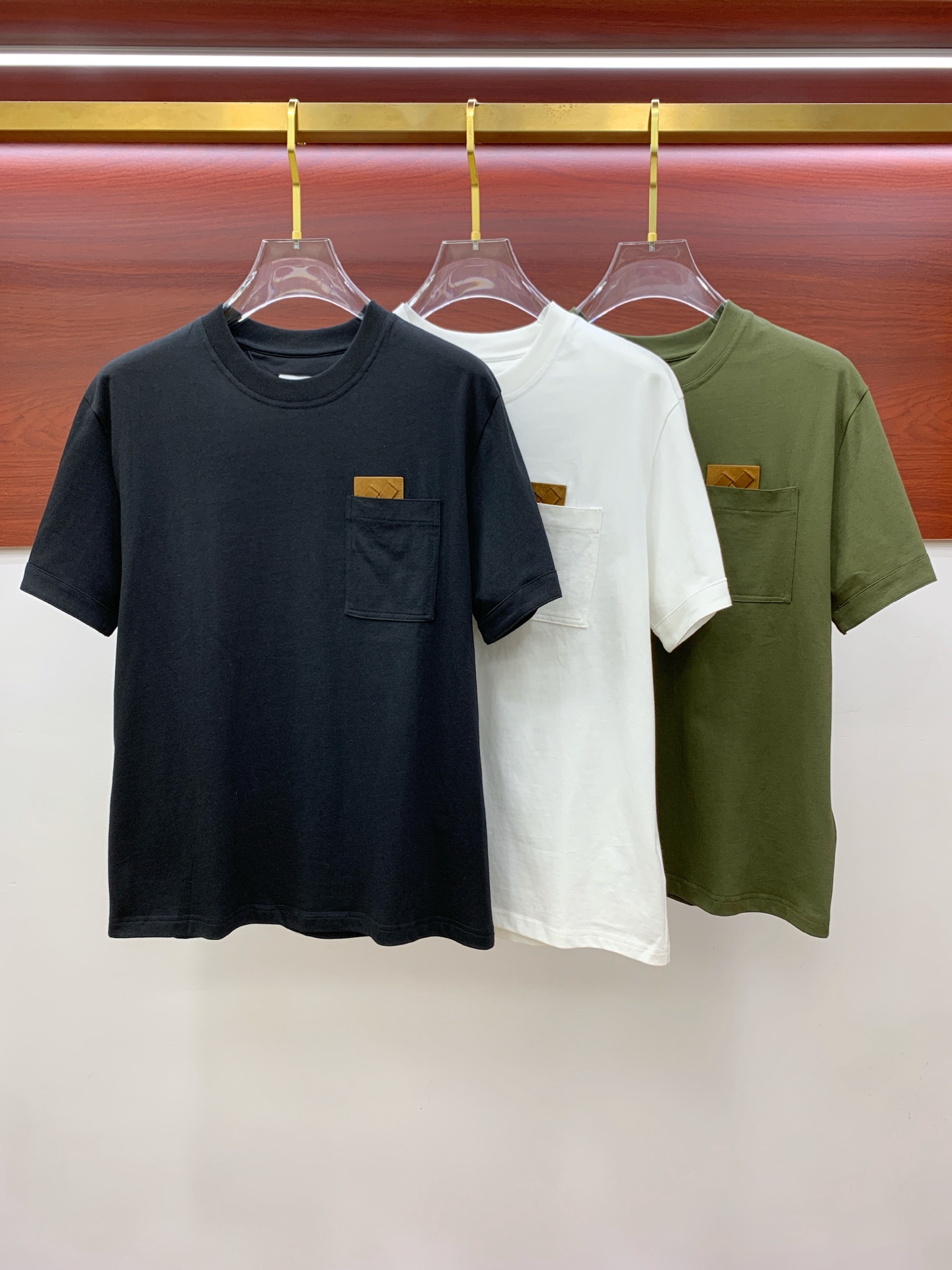 NO:445882,BV2025 spring and summer new short-sleeved T-shirt for men and women, the latest model is exclusively available on the entire network!  !  ~ It is classic and fashionable and versatile, who doesn’t like it? It will show the classic again. It is very pleasing to the eye and comes with a low luxury halo and recognition!  The traditional brand concept and modern advanced technology are perfectly combined. Coupled with the extremely modern and simple design, the exclusive logo pattern towel embroidery design!  Customized 100% imported pure cotton fabric!  The texture of this model is quite touching, the specifications and grades are known with tentacles. The degree of delicateness and breathability are top-notch!  Size M-3XL, bottega veneta, T-shirt,tees, t-shirt,alexander wang19860909BV2025春夏新款男女同款短袖T恤,最新款全网独家首上！！~既经典有时尚百搭,谁不爱啊,将经典再次展现,非常的耐看,自带低奢光环与辨识度！传统的品牌理念和现代化的先进技术进行了完美结合.加上极其现代摩登风范的简约设计,专属logo图案毛巾绣设计！定制百分百进口纯棉面料！此款的质感相当感人 触手便知规格档次 细腻程度与透气效果堪称顶级！尺码M-3XL,,bottega veneta,T-shirt,tees，t-shirt,alexander wang,Men's clothing