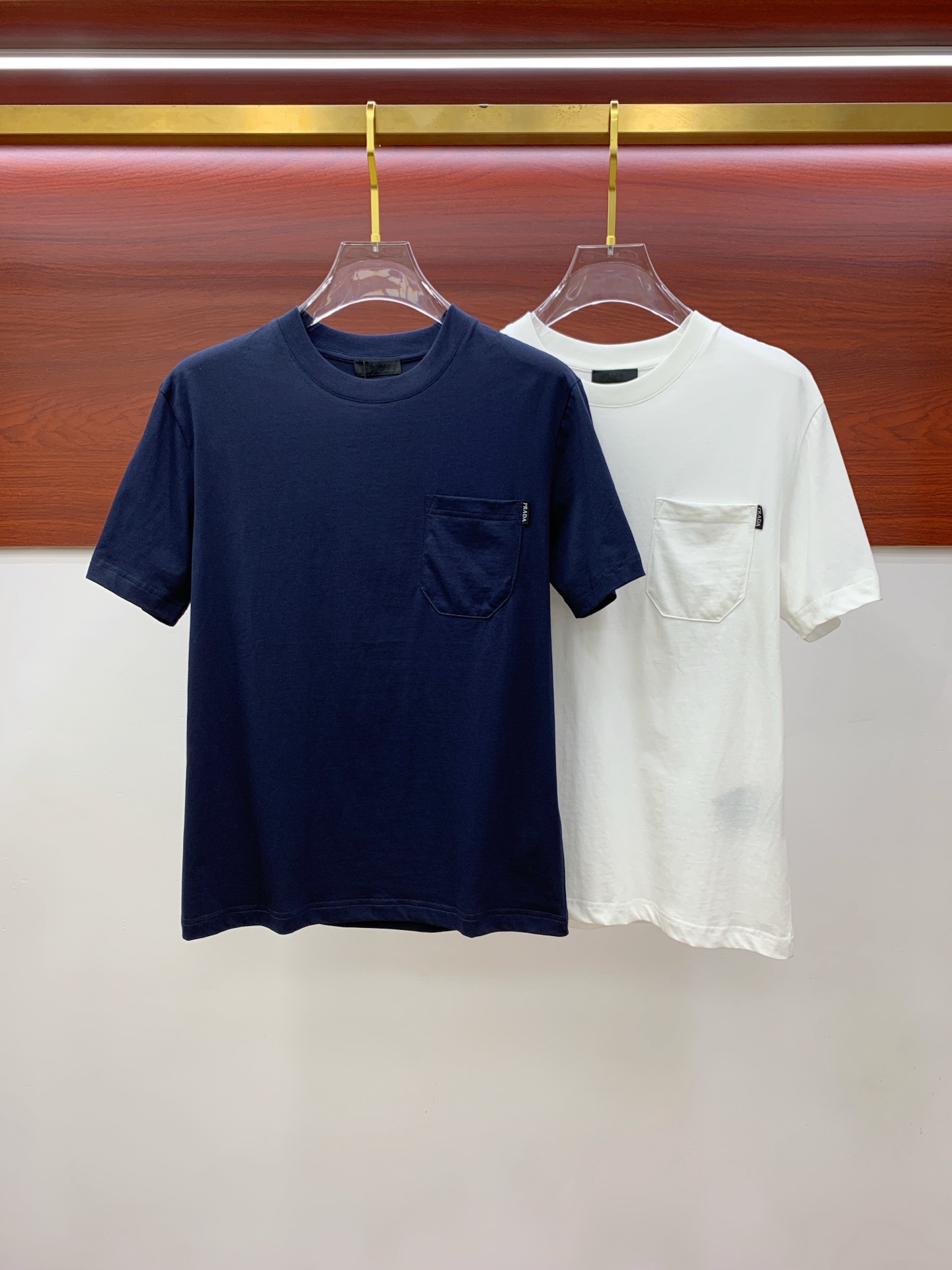 NO:445889,Prada's new short-sleeved T-shirt for men and women in spring and summer, the latest model is exclusively available on the entire network!  !  ~ It is classic and fashionable and versatile, who doesn’t like it? It will show the classic again. It is very pleasing to the eye and comes with a low luxury halo and recognition!  The traditional brand concept and modern advanced technology are perfectly combined. Coupled with the extremely modern and simple design, the exclusive logo pattern towel embroidery design!  Customized 100% imported pure cotton fabric!  The texture of this model is quite touching, the specifications and grades are known with tentacles. The degree of delicateness and breathability are top-notch!  Size M-3XL, prada, T-shirt,tees, t-shirt,alexander wang19860909普拉达2025春夏新款男女同款短袖T恤,最新款全网独家首上！！~既经典有时尚百搭,谁不爱啊,将经典再次展现,非常的耐看,自带低奢光环与辨识度！传统的品牌理念和现代化的先进技术进行了完美结合.加上极其现代摩登风范的简约设计,专属logo图案毛巾绣设计！定制百分百进口纯棉面料！此款的质感相当感人 触手便知规格档次 细腻程度与透气效果堪称顶级！尺码M-3XL,,prada,T-shirt,tees，t-shirt,alexander wang,Men's clothing