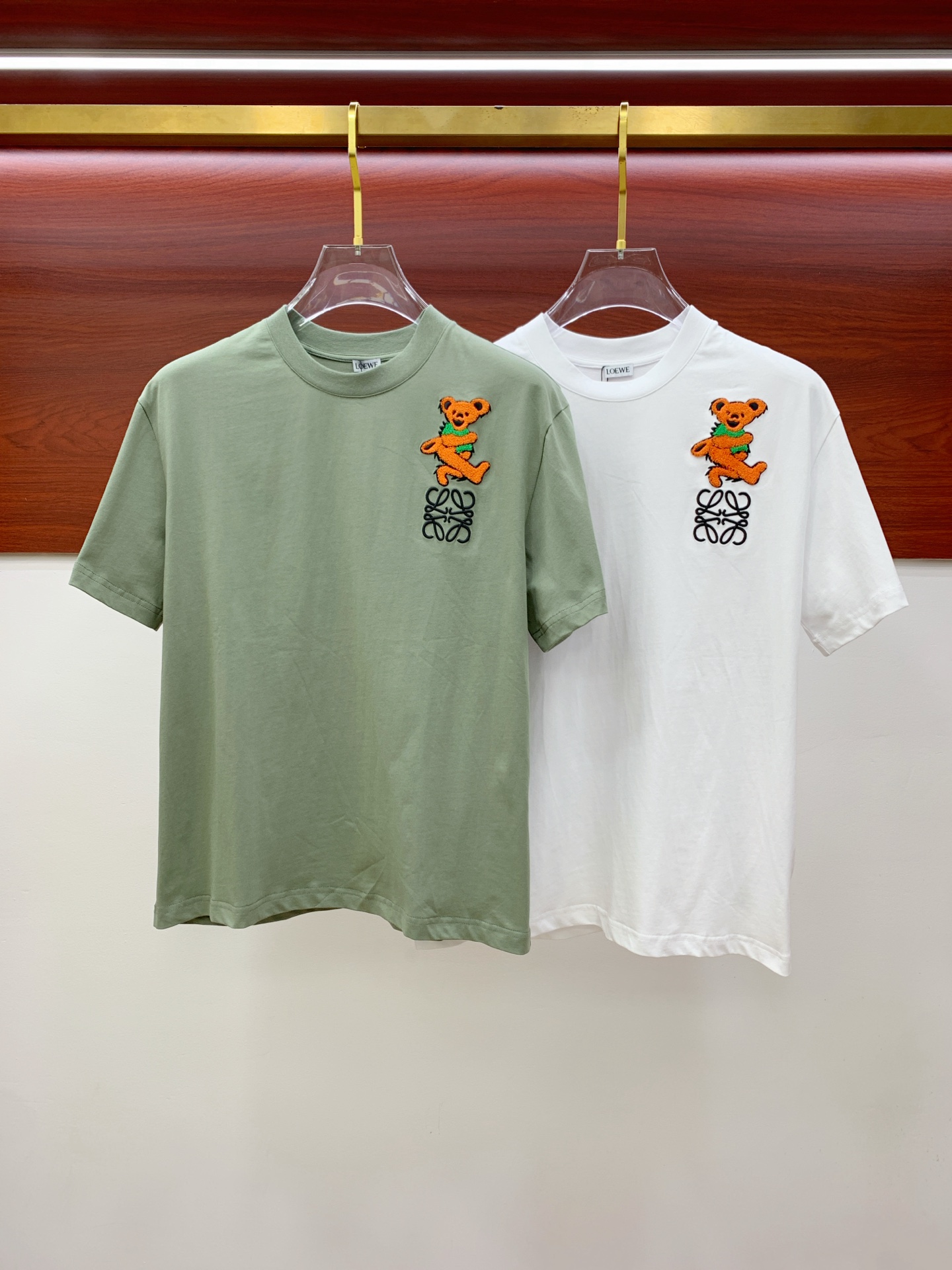 NO:445895,Luo Yiwei's new spring and summer 2025 short-sleeved T-shirt for men and women, the latest model is exclusively available on the entire network!  !  ~ It is classic and fashionable and versatile, who doesn’t like it? It will show the classic again. It is very pleasing to the eye and comes with a low luxury halo and recognition!  The traditional brand concept and modern advanced technology are perfectly combined. Coupled with the extremely modern and simple design, the exclusive logo pattern towel embroidery design!  Customized 100% imported pure cotton fabric!  The texture of this model is quite touching, the specifications and grades are known with tentacles. The degree of delicateness and breathability are top-notch!  Size M-3XL, loewe, T-shirt,tees, t-shirt,alexander wang19860909罗意威2025春夏新款男女同款短袖T恤,最新款全网独家首上！！~既经典有时尚百搭,谁不爱啊,将经典再次展现,非常的耐看,自带低奢光环与辨识度！传统的品牌理念和现代化的先进技术进行了完美结合.加上极其现代摩登风范的简约设计,专属logo图案毛巾绣设计！定制百分百进口纯棉面料！此款的质感相当感人 触手便知规格档次 细腻程度与透气效果堪称顶级！尺码M-3XL,,loewe,T-shirt,tees，t-shirt,alexander wang,Men's clothing