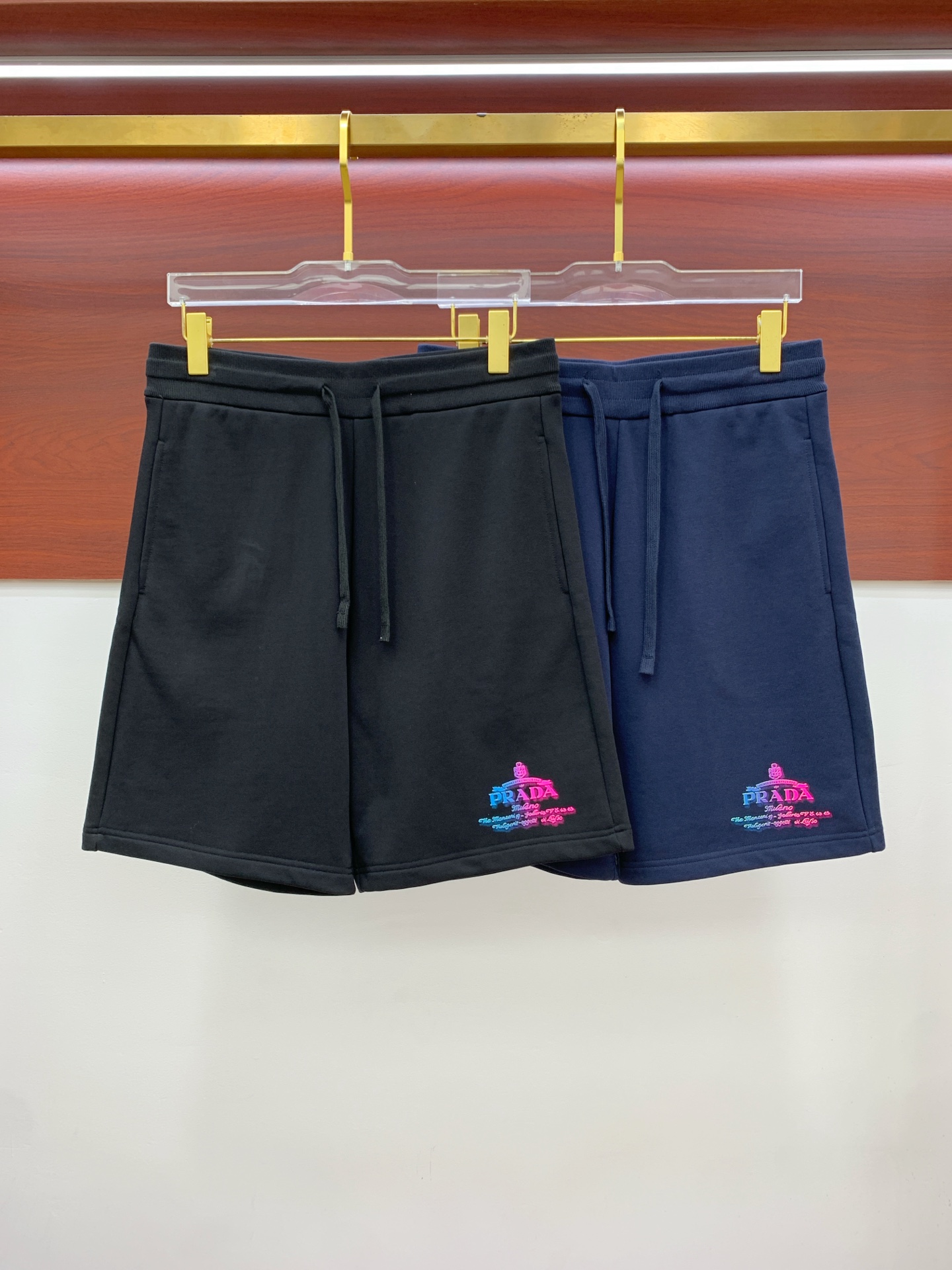 NO:445862,Prada's new spring and summer 2025 casual shorts!  The official website is released simultaneously. Customized brand classic logo, customized fabric, excellent comfort, strong hand touch. Extremely recognizable, perfect quality craftsmanship. Size S-Xl, prada, shorts, alexander wang19860909普拉达2025春夏新款休闲短裤！官网同步发售.定制品牌经典LOGO,定制面料,舒适度极好,手触感强烈.辨识度极高,完美品相工艺. 尺码S-Xl,,prada,shorts,alexander wang,Men's clothing