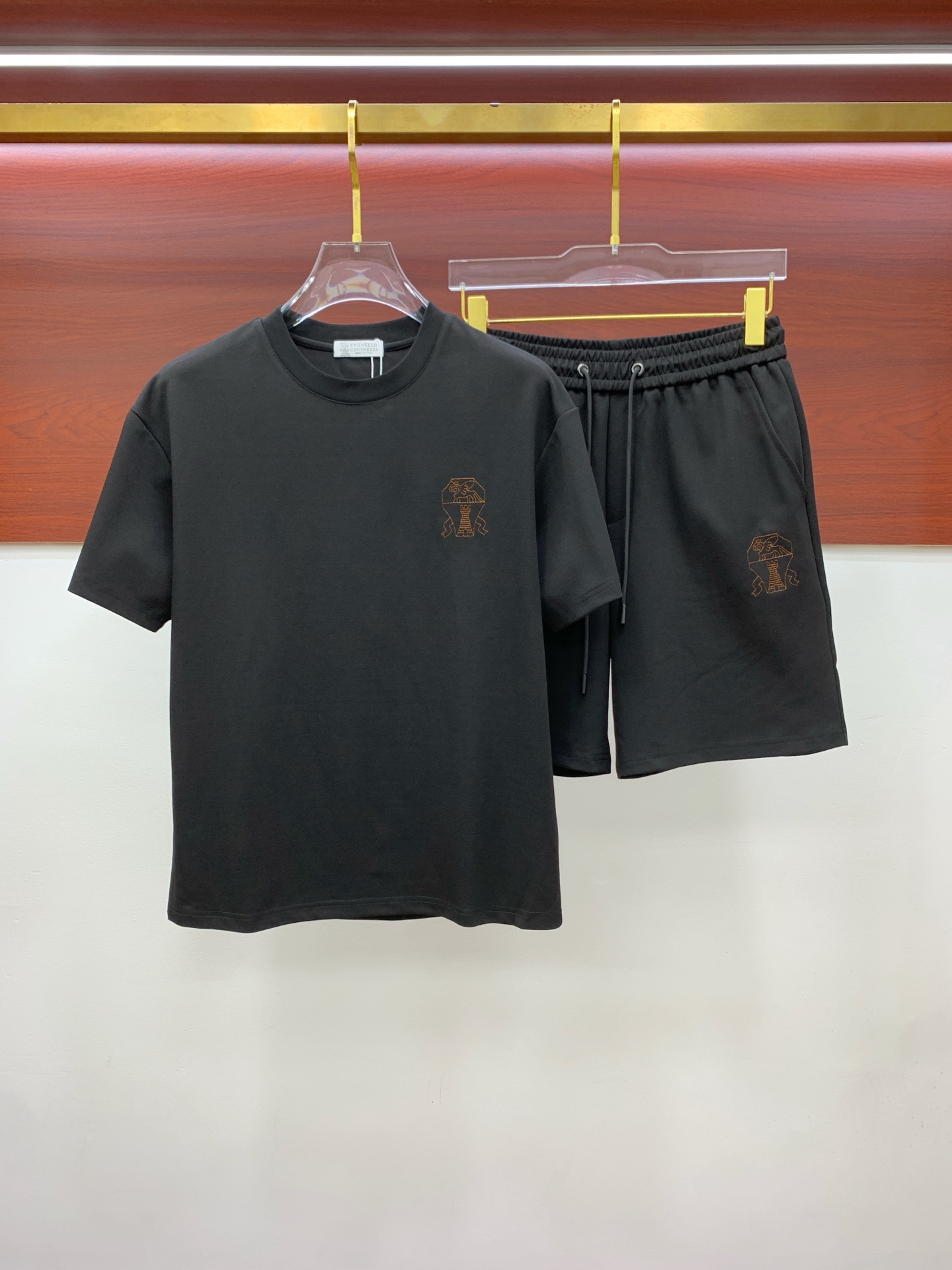 NO:491021,BC high-end customization 2025 spring and summer new first-time counter latest short-sleeved shorts casual suit high-end customization design avant-garde and fashionable!  Brand logo heavy craftsmanship design, high-end customized pure cotton fabric, soft feel, comfortable to wear, exquisite counter-level car line, fine workmanship, invincible and handsome upper body effect!  A must-have item for handsome men!  Code number M-3XL!  !  ,,shorts,T-shirt,alexander wang19860909BC高端定制 2025春夏新款首发专柜最新款短袖短裤休闲套装 高端订制 设计前卫时尚！品牌logo重工艺设计 高端定制纯棉面料.手感柔软.穿着舒适.专柜级别精致车线.做工精细.上身效果无敌帅气！型男必备单品！ 码数M-3XL！！,,shorts,T-shirt,alexander wang,Men's clothing