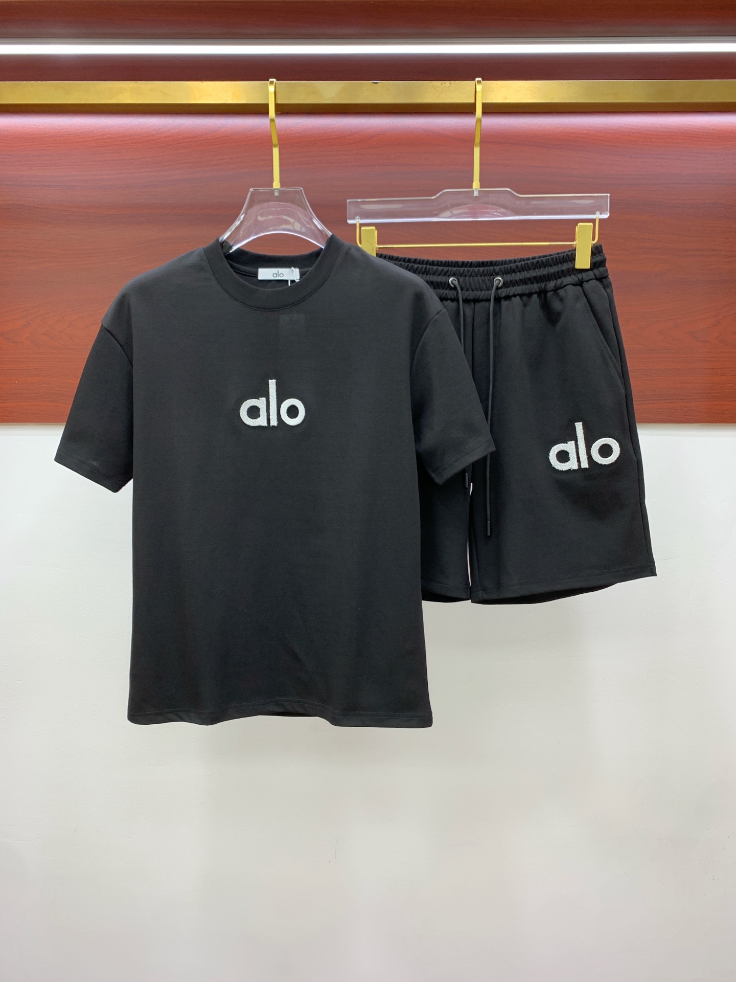 NO:491042,alo high-end customization 2025 spring and summer new first-time counter latest short-sleeved shorts casual suit high-end customization design avant-garde and fashionable!  Brand logo heavy craftsmanship design, high-end customized pure cotton fabric, soft feel, comfortable to wear, exquisite counter-level car line, fine workmanship, invincible and handsome upper body effect!  A must-have item for handsome men!  Code number M-3XL!  !  ,,shorts,T-shirt,alexander wang19860909alo高端定制 2025春夏新款首发专柜最新款短袖短裤休闲套装 高端订制 设计前卫时尚！品牌logo重工艺设计 高端定制纯棉面料.手感柔软.穿着舒适.专柜级别精致车线.做工精细.上身效果无敌帅气！型男必备单品！ 码数M-3XL！！,,shorts,T-shirt,alexander wang,Men's clothing