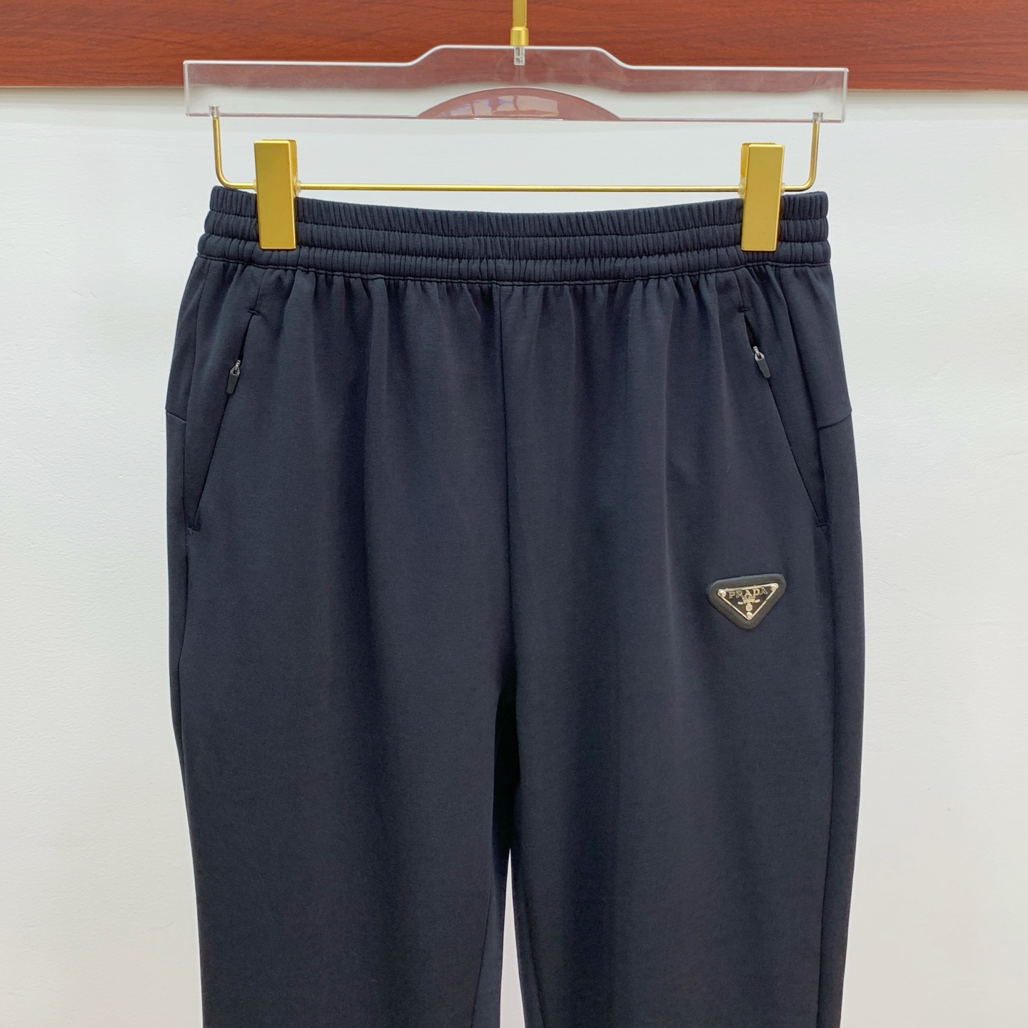 P普拉达春夏25ss休闲裤金典再次出现，原单订制高品质时尚休闲裤。超级百搭款。独家定制面料，挺阔有型，贴