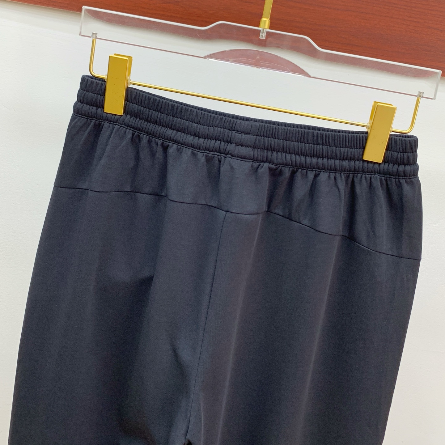 P普拉达春夏25ss休闲裤金典再次出现，原单订制高品质时尚休闲裤。超级百搭款。独家定制面料，挺阔有型，贴