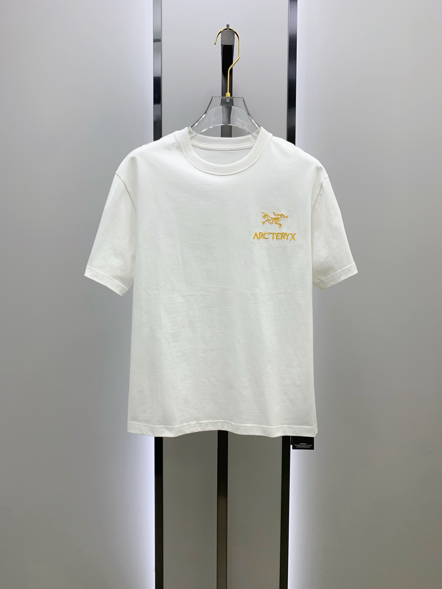 NO:518596,The latest fabric of Ss Archaeoptera pure cotton, classic logo, logo, fashionable, simple and trendy short sleeves, the top quality counter original single short sleeves, the top production process imported fabric, the unique design of the counter model, using imported high-end customized fabrics. The official website is on sale!  Fabric style, size..Black and white M-3Xl,arc'teryx,T-shirt,alexander wang19860909ss始祖鸟纯棉最新面料经典标识图案logo时尚简约潮流短袖,最顶级的品质专柜原单短袖,顶级制作工艺进口面料,专柜款独特设计,采用进口高端订制面料.官网在售！面料版型超赞 码数..黑白色 M-3Xl,arc'teryx,T-shirt,alexander wang,Men's clothing