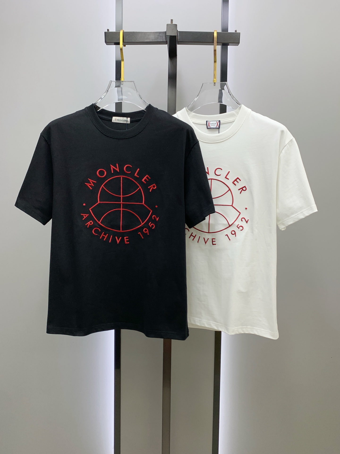 NO:518576,The latest ss masked pure cotton fabric, classic logo, fashionable simple trendy short sleeves, the top quality counter original single short sleeves, the top production process imported fabric, the unique design of the counter model, using imported high-end customized fabrics. The official website is on sale!  Excellent fabric fit, size..Black and white M-3Xl, Moncler, T-shirt, alexander wang19860909ss蒙口纯棉最新面料经典标识图案logo时尚简约潮流短袖,最顶级的品质专柜原单短袖,顶级制作工艺进口面料,专柜款独特设计,采用进口高端订制面料.官网在售！面料版型超赞 码数..黑白色 M-3Xl,,Moncler,T-shirt,alexander wang,Men's clothing