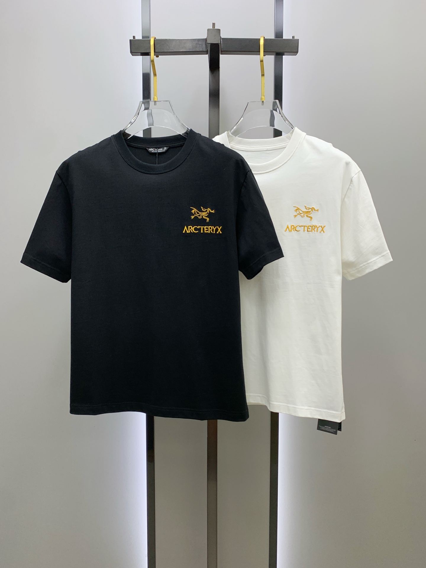 NO:518573,The latest fabric of Ss Archaeoptera pure cotton, classic logo, logo, fashionable, simple and trendy short sleeves, the top quality counter original single short sleeves, the top production process imported fabric, the unique design of the counter model, using imported high-end customized fabrics. The official website is on sale!  Fabric style, size..Black and white M-3Xl,arc'teryx,T-shirt,alexander wang19860909ss始祖鸟纯棉最新面料经典标识图案logo时尚简约潮流短袖,最顶级的品质专柜原单短袖,顶级制作工艺进口面料,专柜款独特设计,采用进口高端订制面料.官网在售！面料版型超赞 码数..黑白色 M-3Xl,arc'teryx,T-shirt,alexander wang,Men's clothing